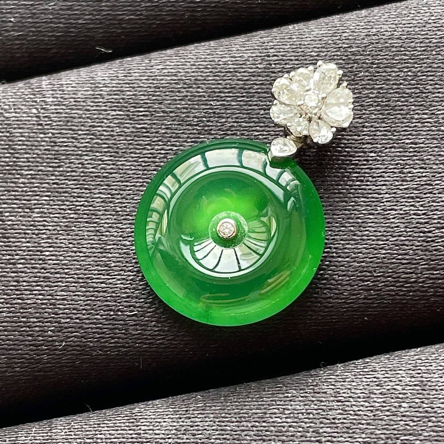 329131 翡翠高冰帝王綠平安扣吊墜 (15.7mm直徑)