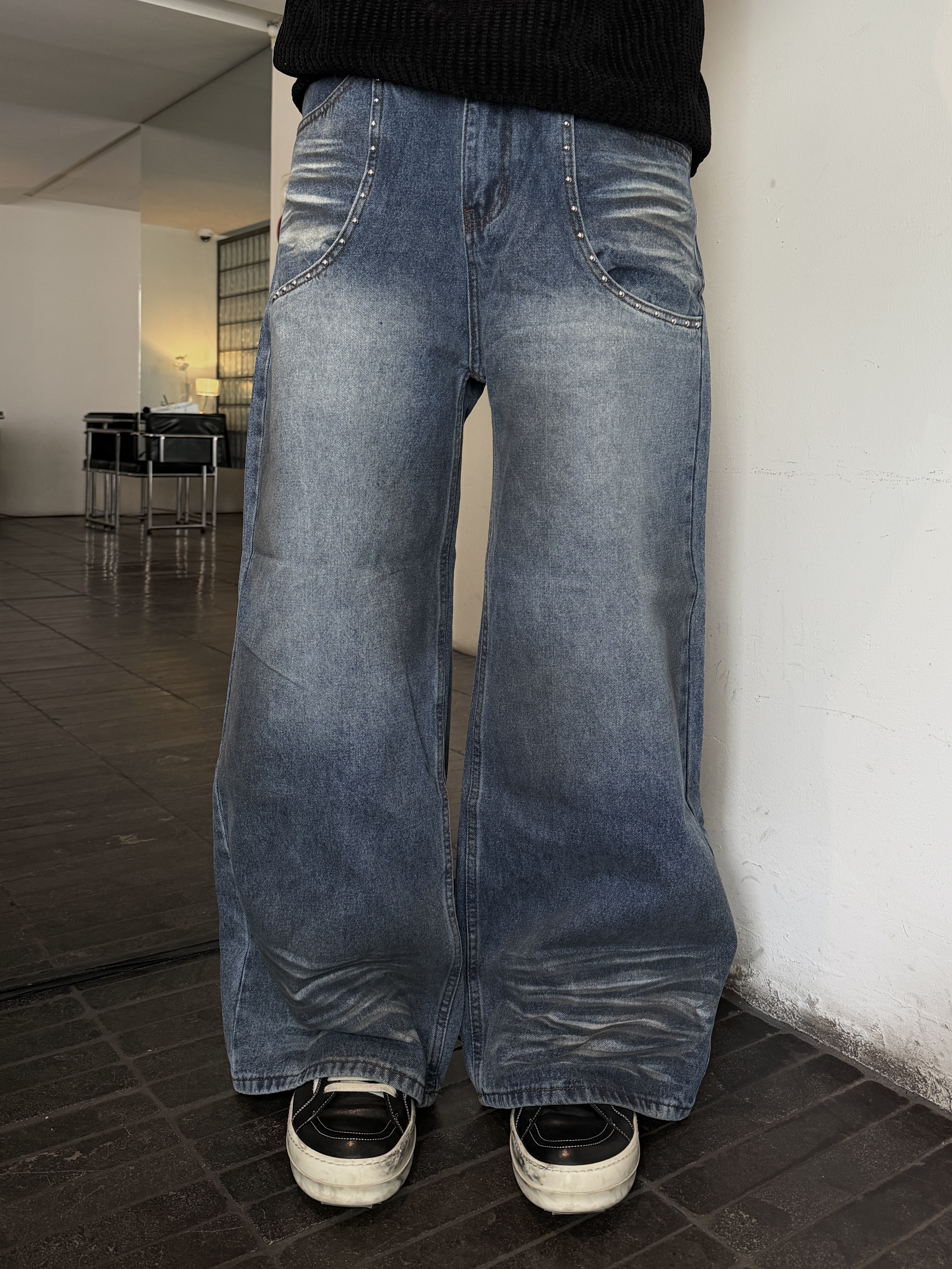 仿舊卯釘 寬鬆水洗牛仔褲