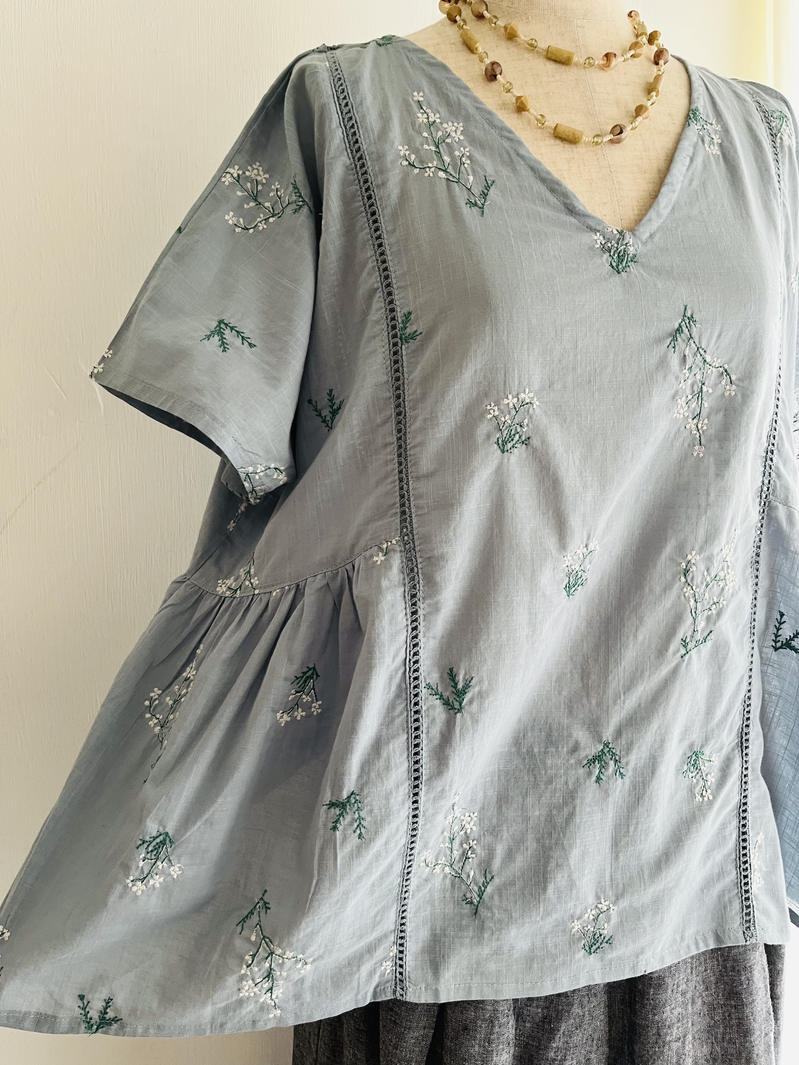 PORINA粉藍色暗紋刺繡通花top