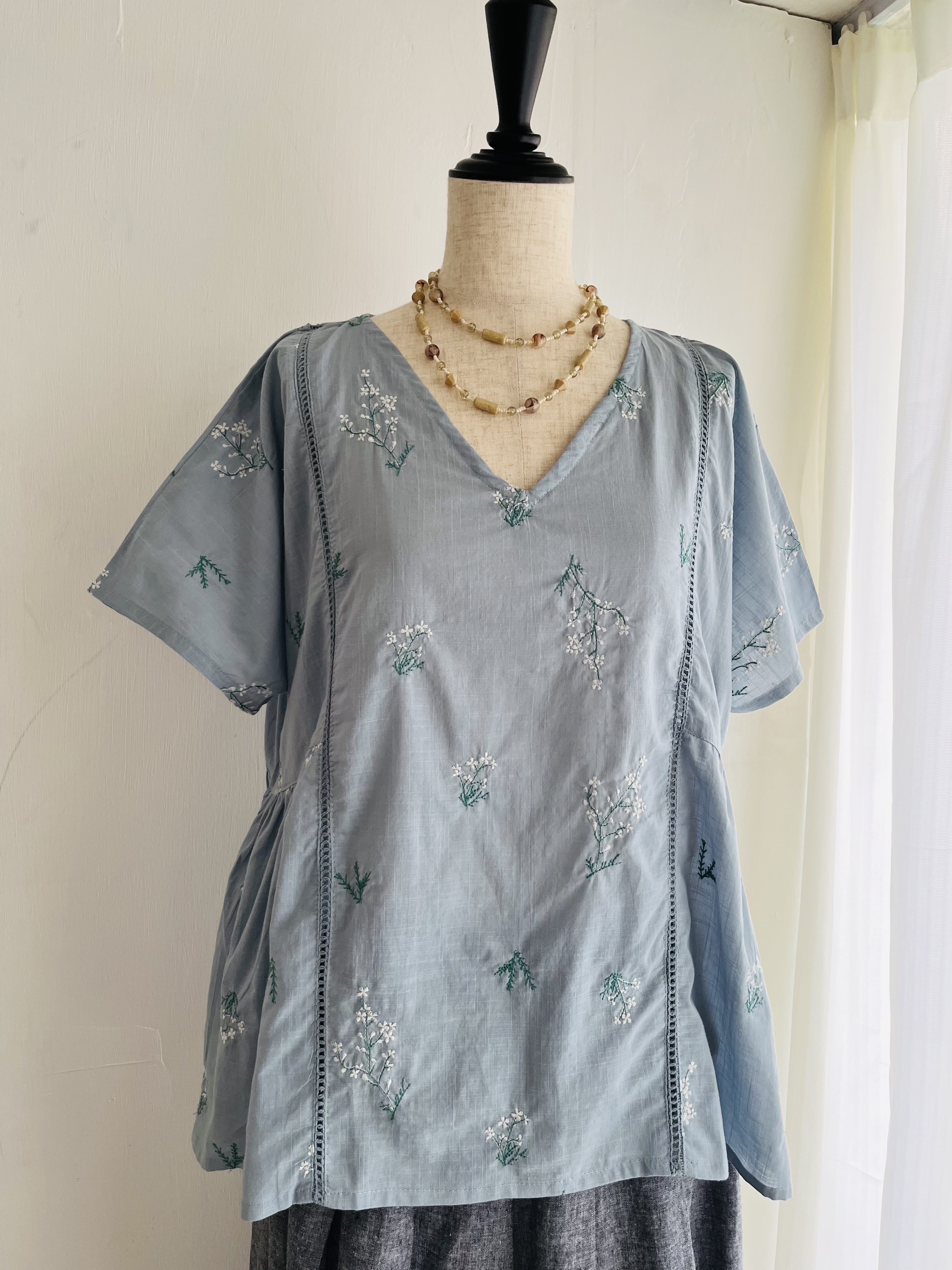 PORINA粉藍色暗紋刺繡通花top