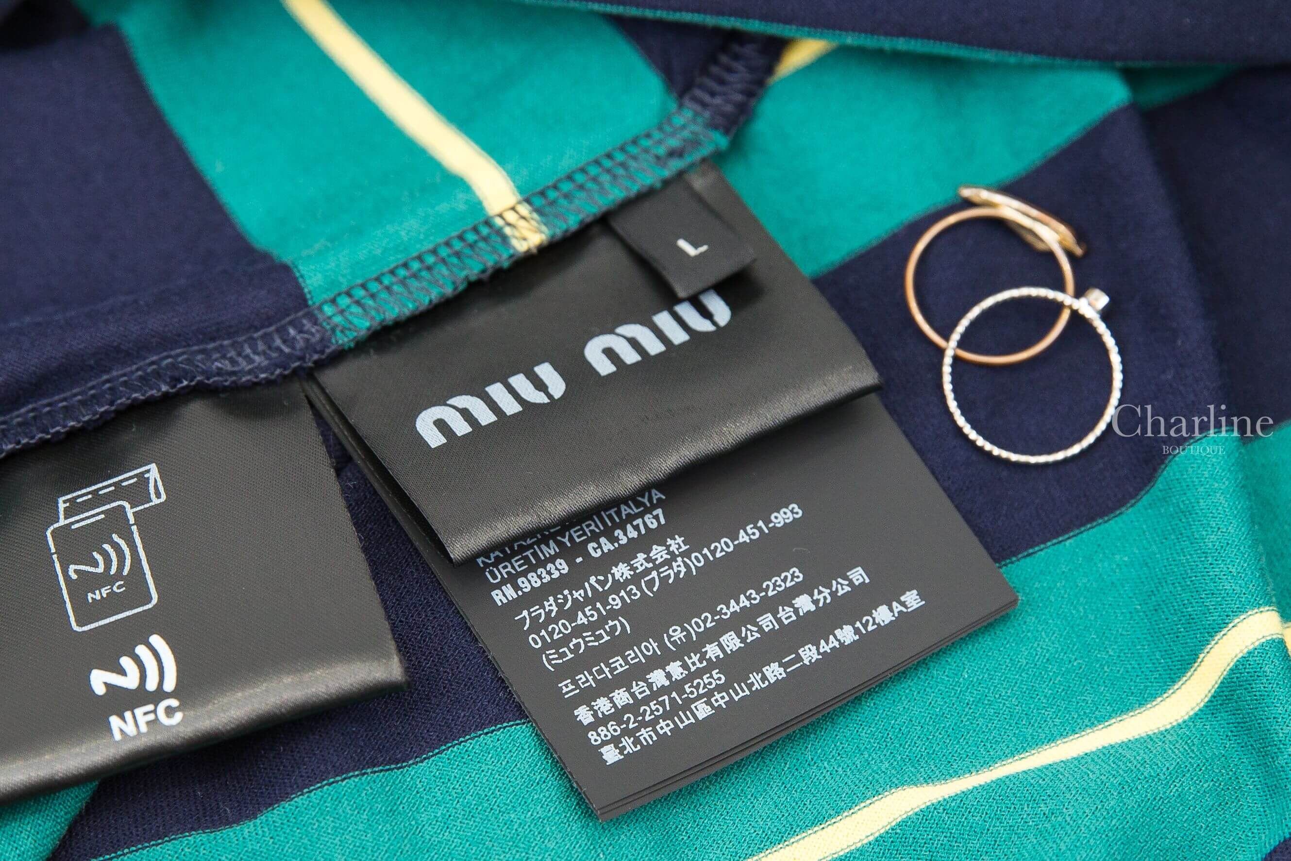 Miu Miu Jersey T-shirt 深藍色撞球綠黃橫條紋黑底白字標籤口袋短袖棉T-Charline Boutique 精品代購