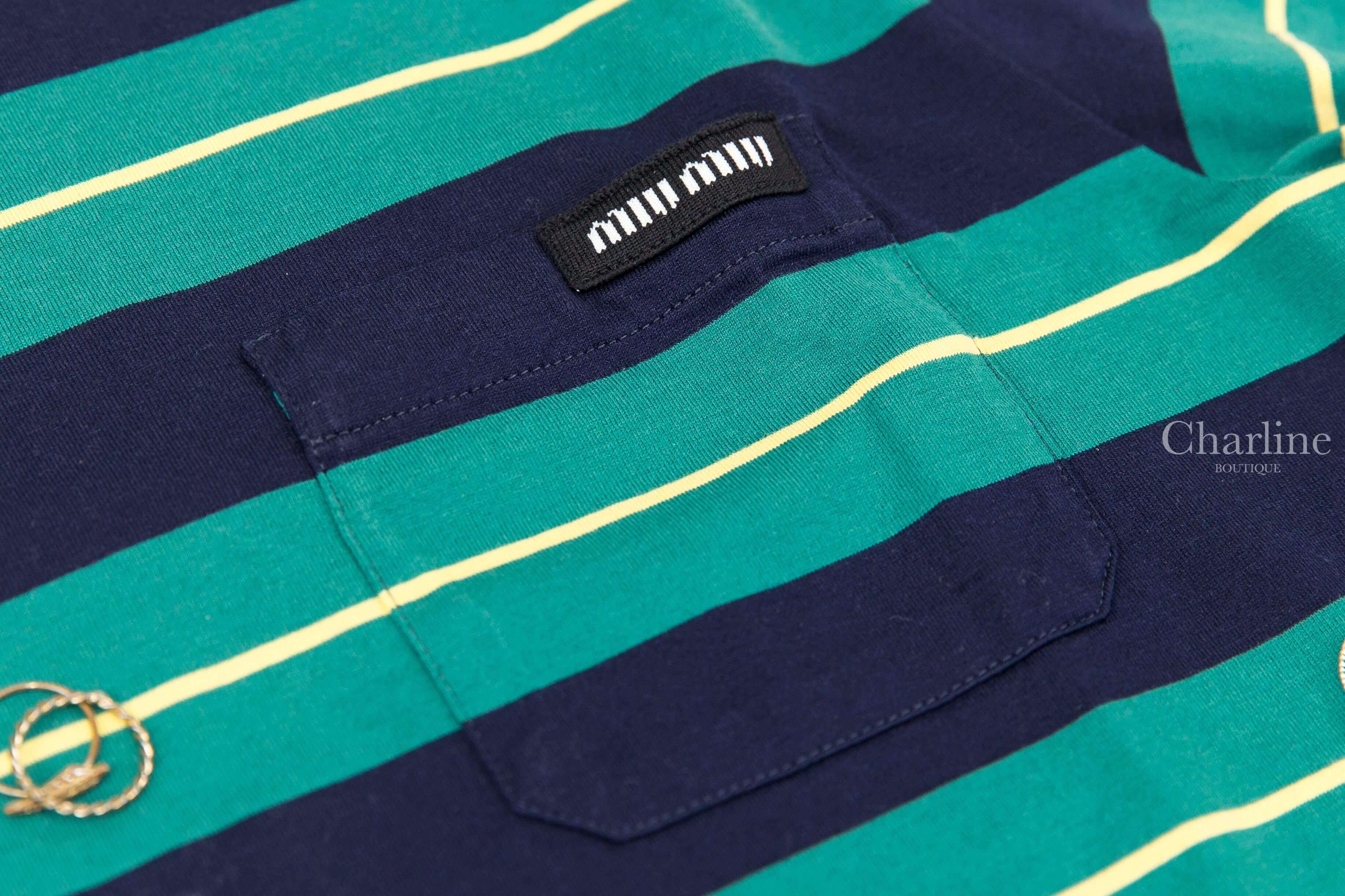 Miu Miu Jersey T-shirt 深藍色撞球綠黃橫條紋黑底白字標籤口袋短袖棉T