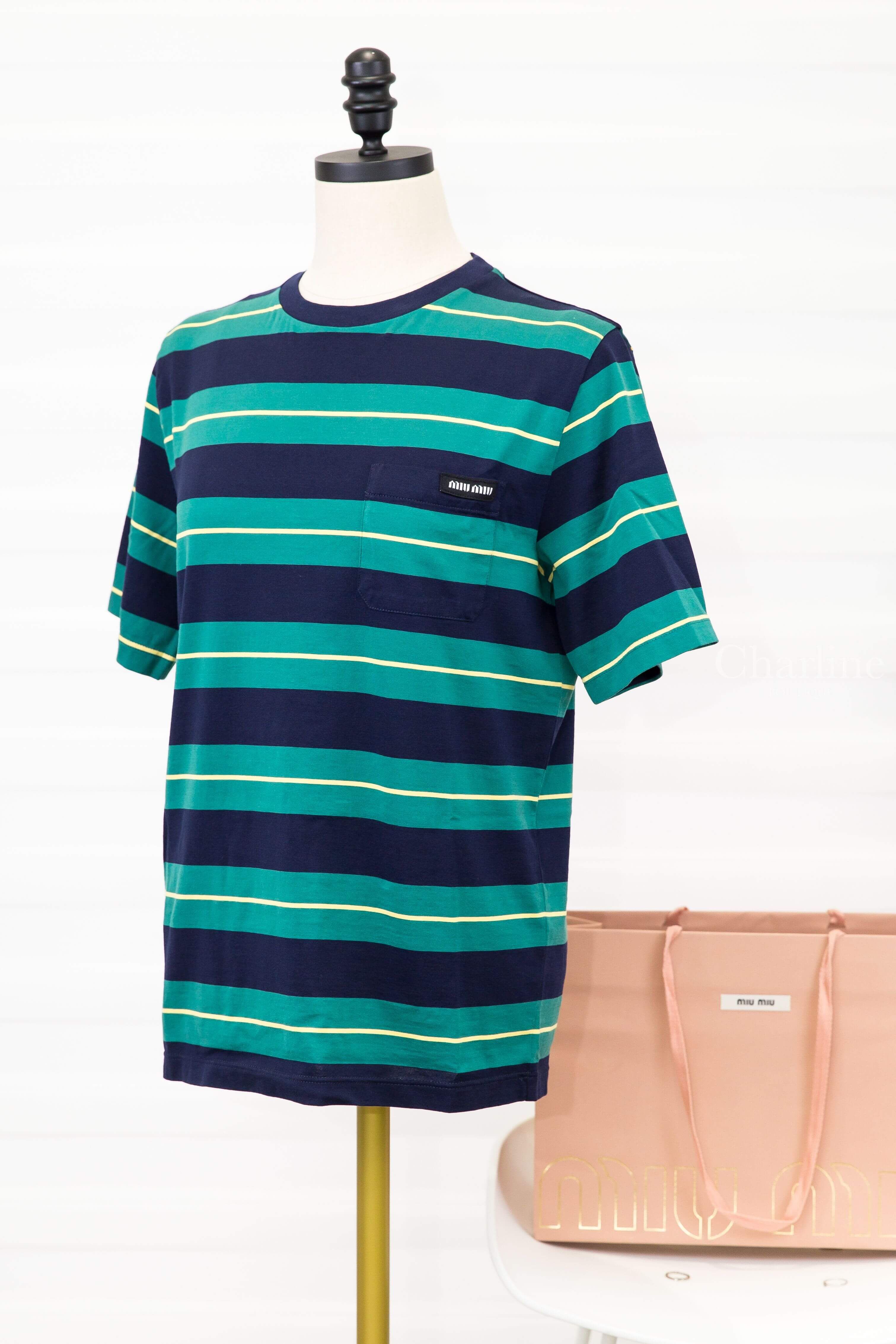 Miu Miu Jersey T-shirt 深藍色撞球綠黃橫條紋黑底白字標籤口袋短袖棉T-Charline Boutique 精品代購
