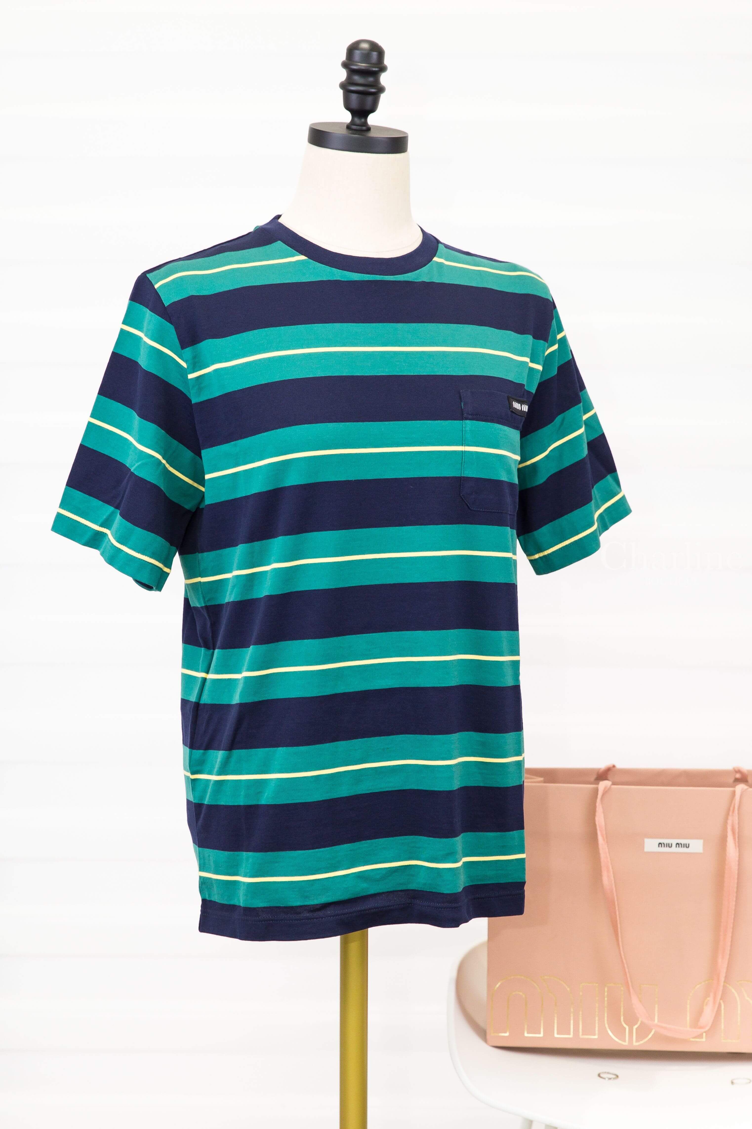 Miu Miu Jersey T-shirt 深藍色撞球綠黃橫條紋黑底白字標籤口袋短袖棉T-Charline Boutique 精品代購