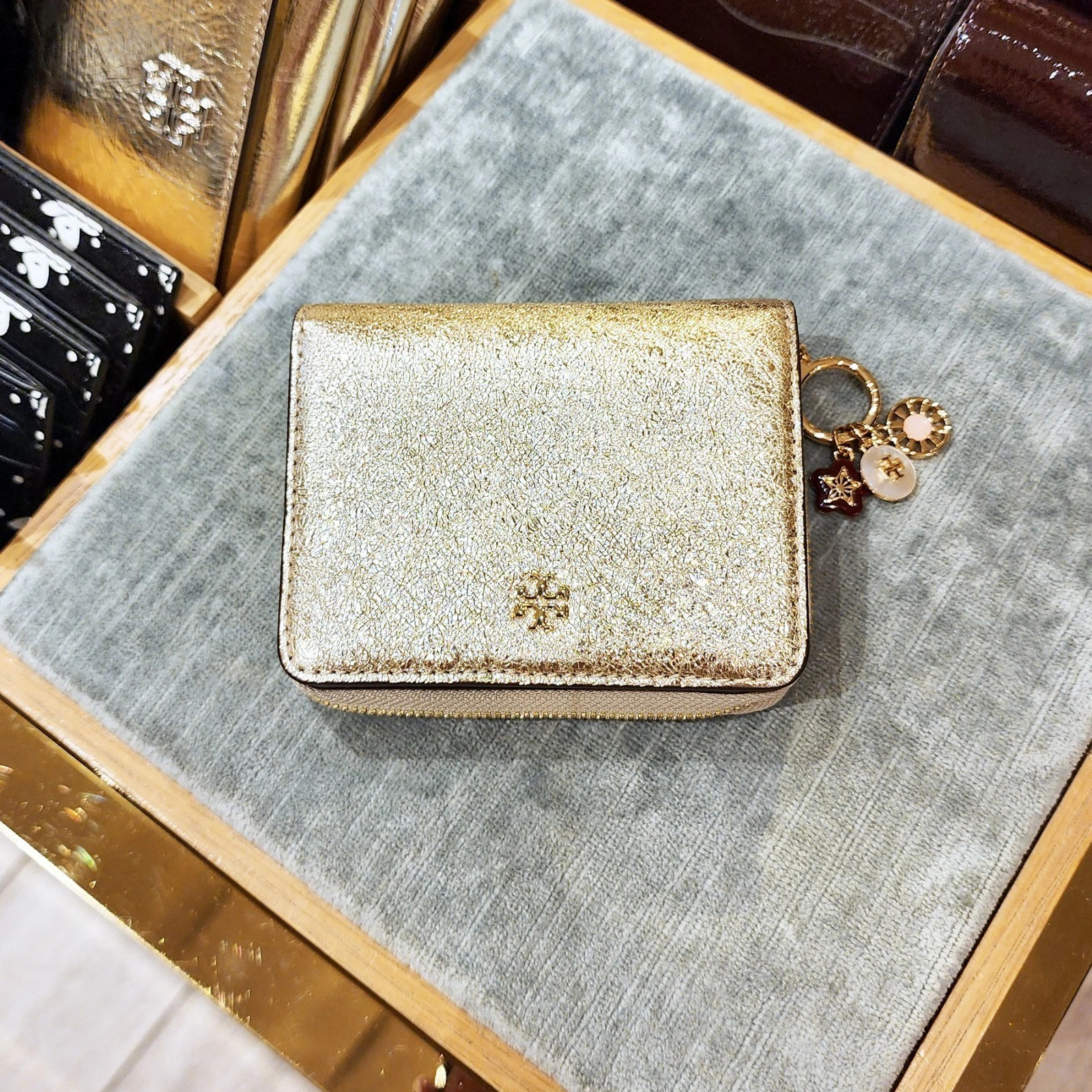 【預購】Tory Burch H041624 金屬色拉鍊吊墜短夾