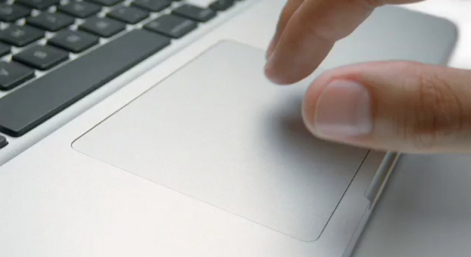 使用者手指在筆記型電腦觸控板上進行多點觸控操作特寫