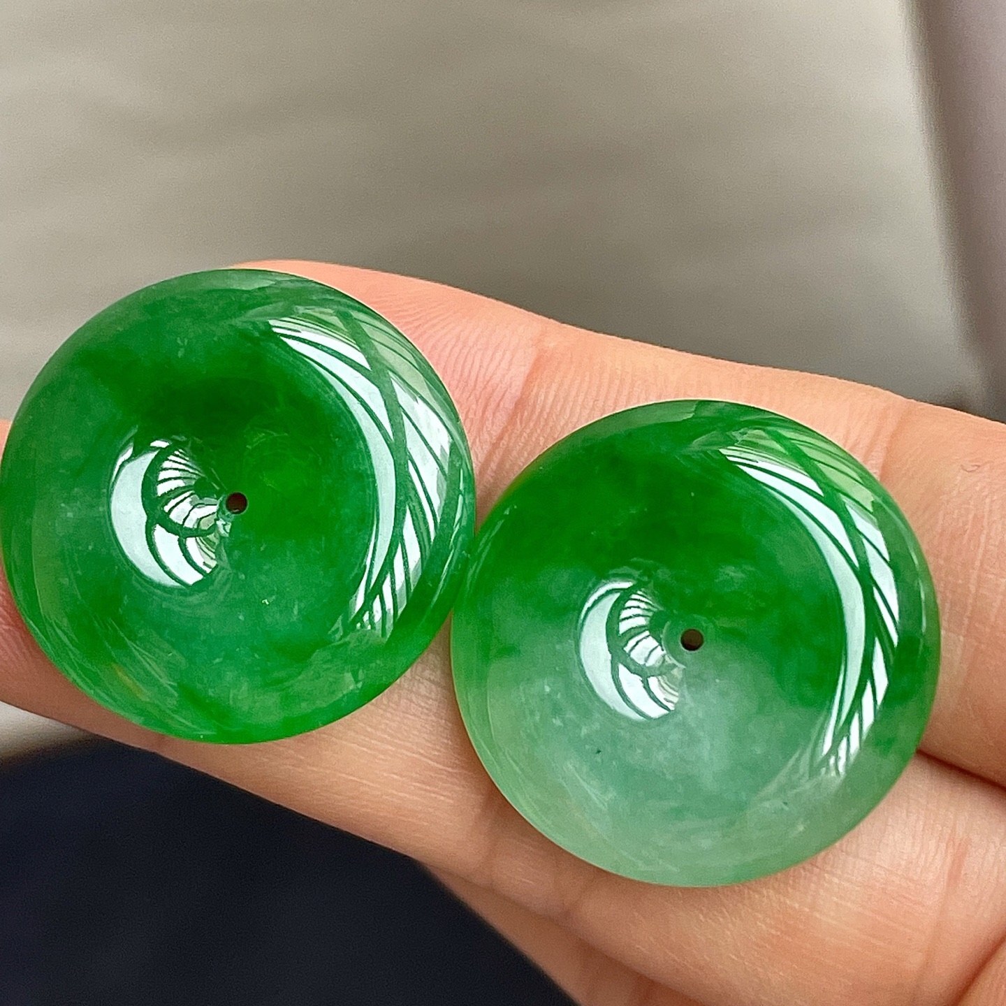 329140 翡翠冰種辣綠平安扣吊墜一對 (24.3mm直徑)