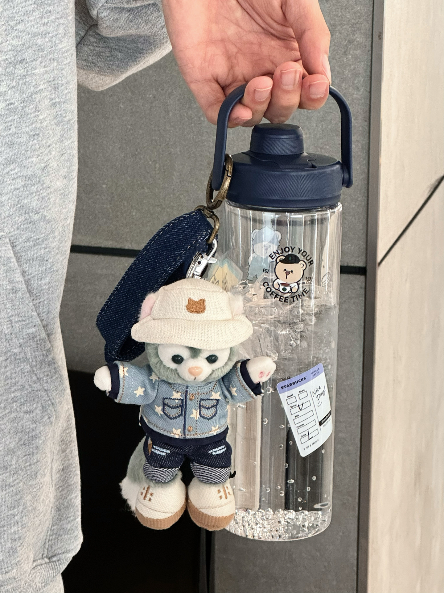 代購-Starbucks星巴克 丹寧星咖系列 趣味圖標 隨行杯 （含皮帶扣掛飾） 塑料水杯 藏藍色 690ml