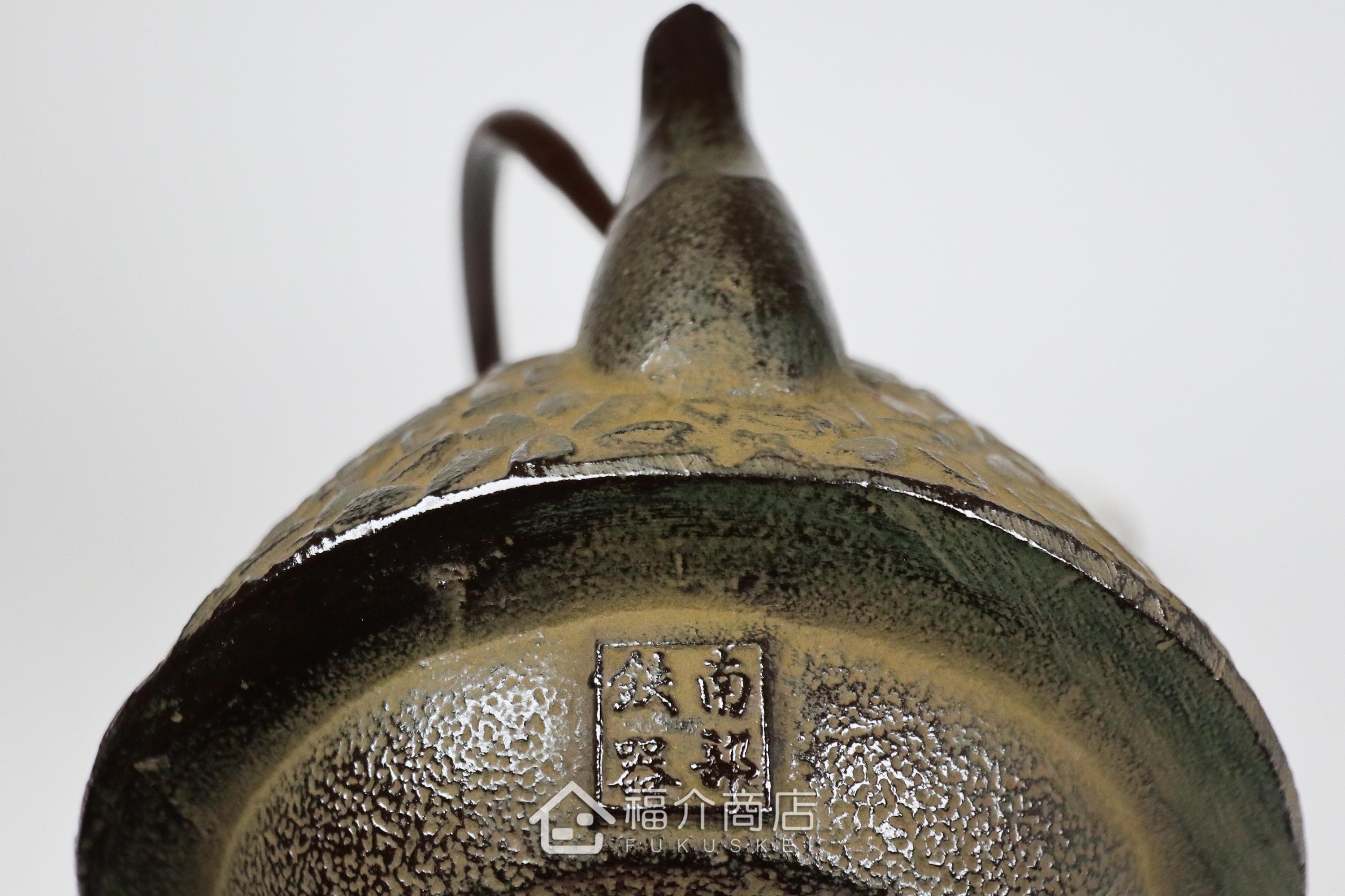 岩戶鑄工所製作的日本泡茶壺,茶色櫻花造型壺身