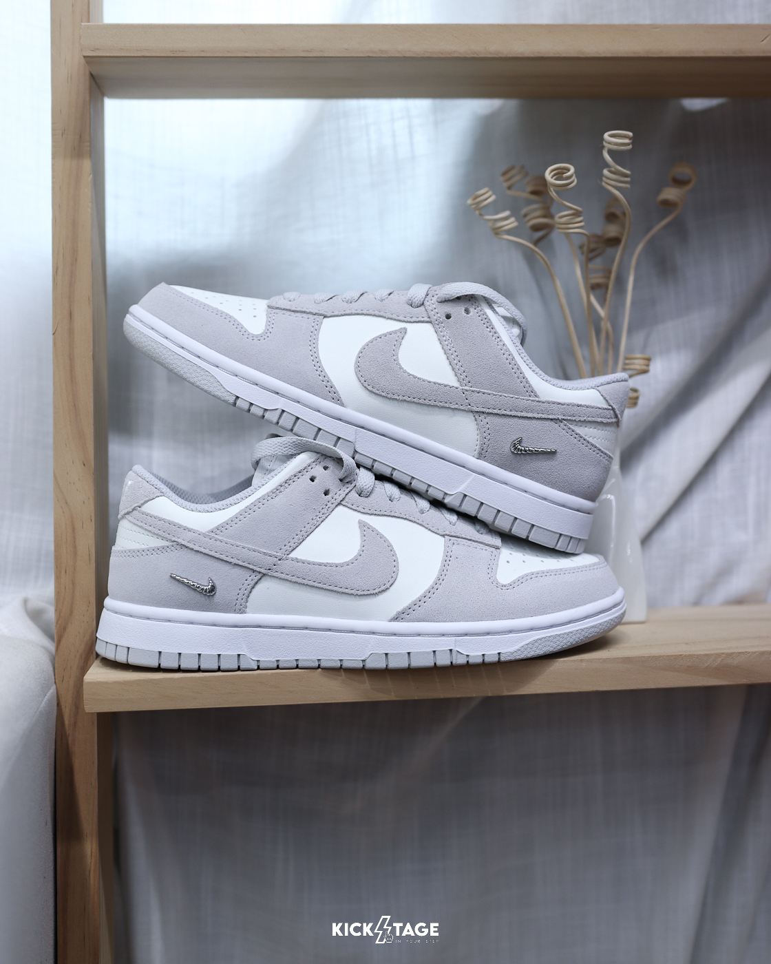 女鞋 NIKE W DUNK LOW 'Sail' 奶杏色 杏灰 銀色小勾 麂皮 復古 運動 休閒鞋【IO4244-105】
