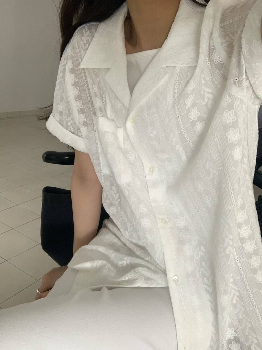 雲朵白透膚蕾絲織紋感翻領襯衫罩衫