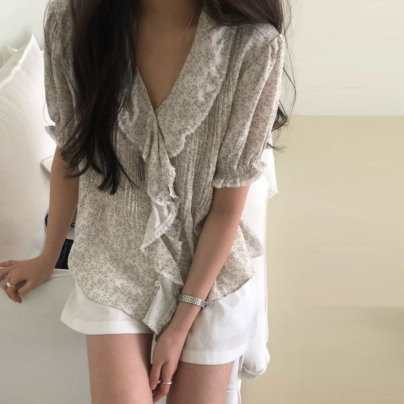 藍天白雲配色碎花荷葉滾邊V領上衣 / 2色