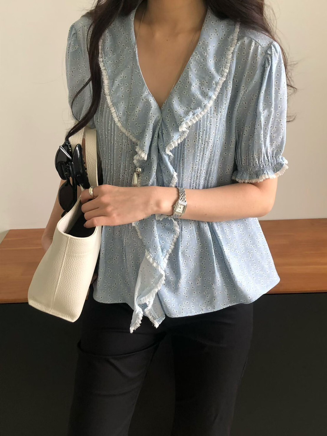 藍天白雲配色碎花荷葉滾邊V領上衣 / 2色