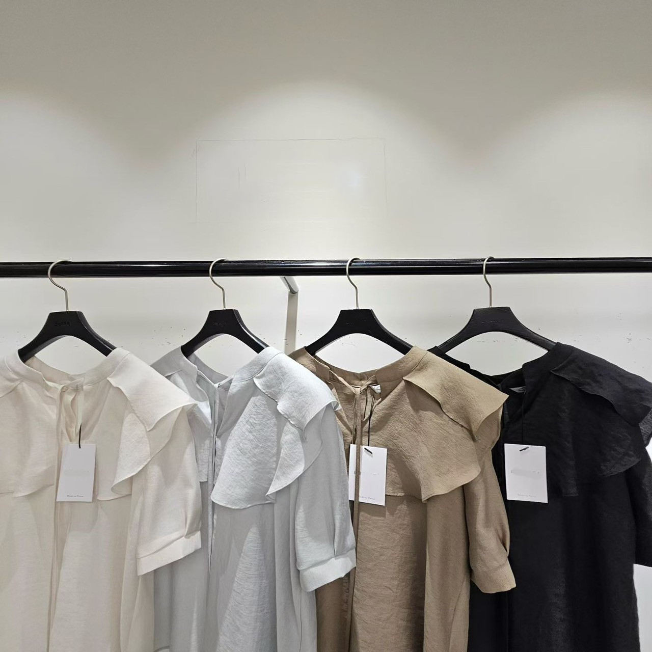 雙層荷葉滾邊綁帶造型排釦圓領上衣 / 4色