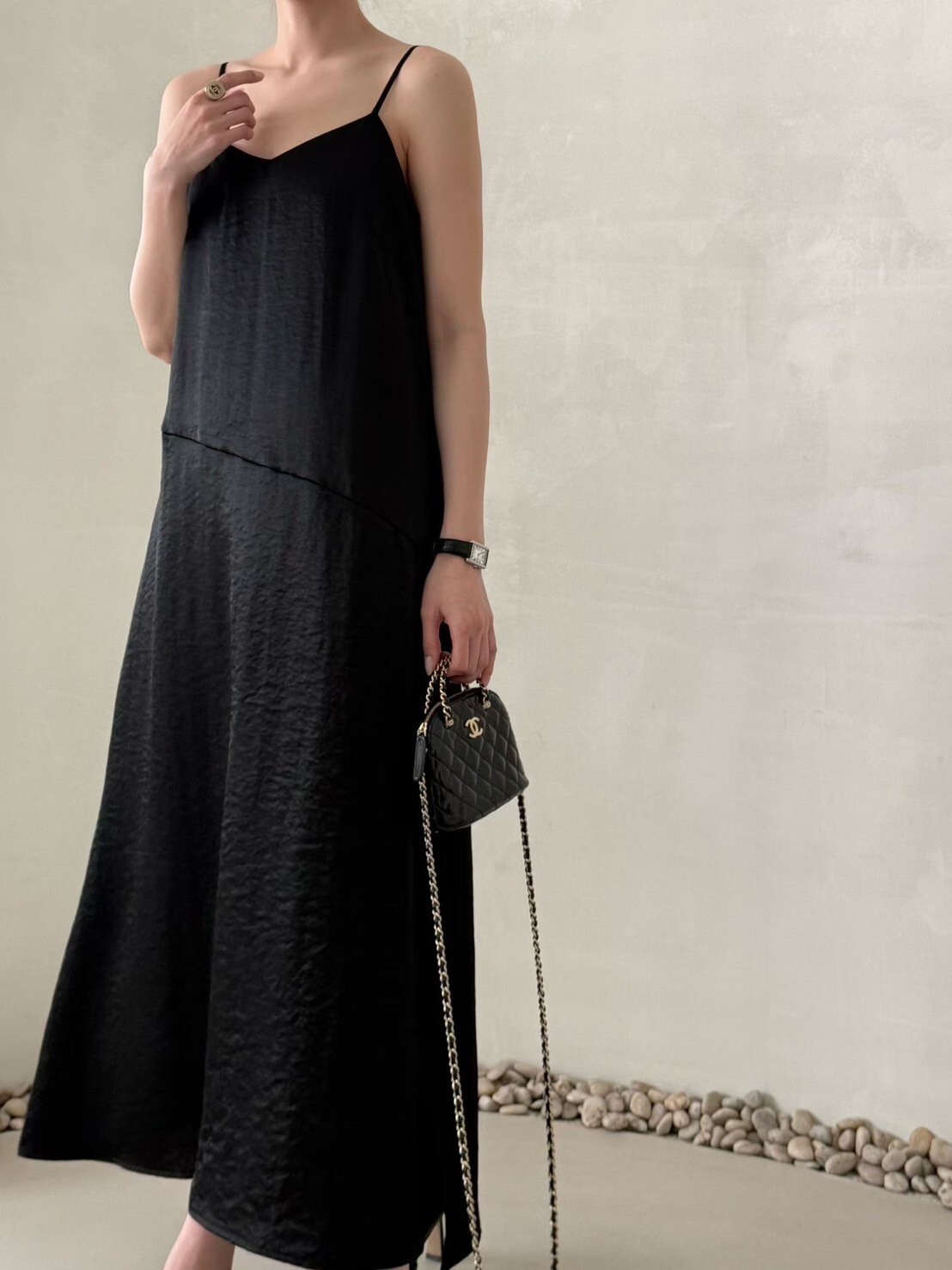 獨特斜切剪裁細肩帶光澤感長洋裝 / 2色