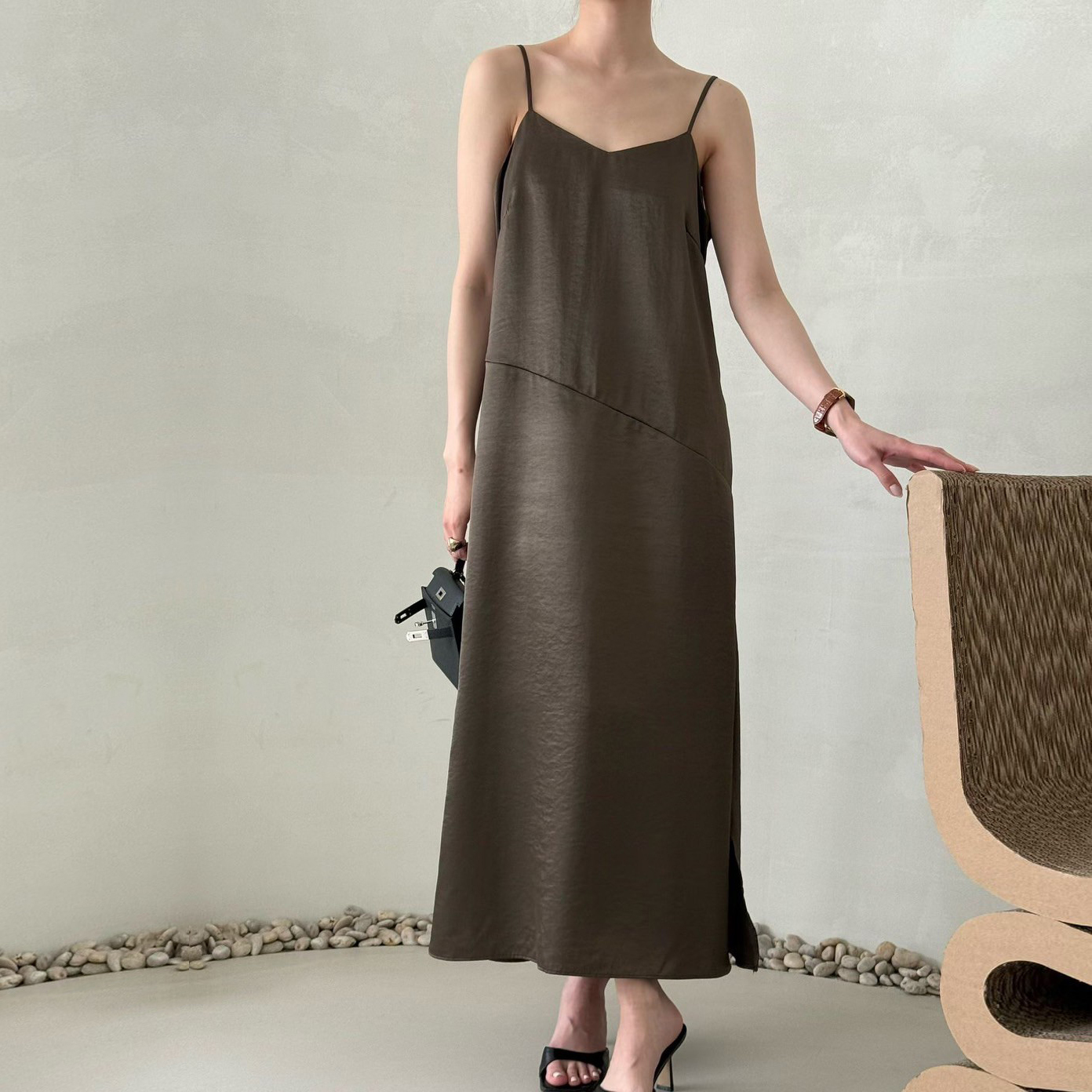 獨特斜切剪裁細肩帶光澤感長洋裝 / 2色