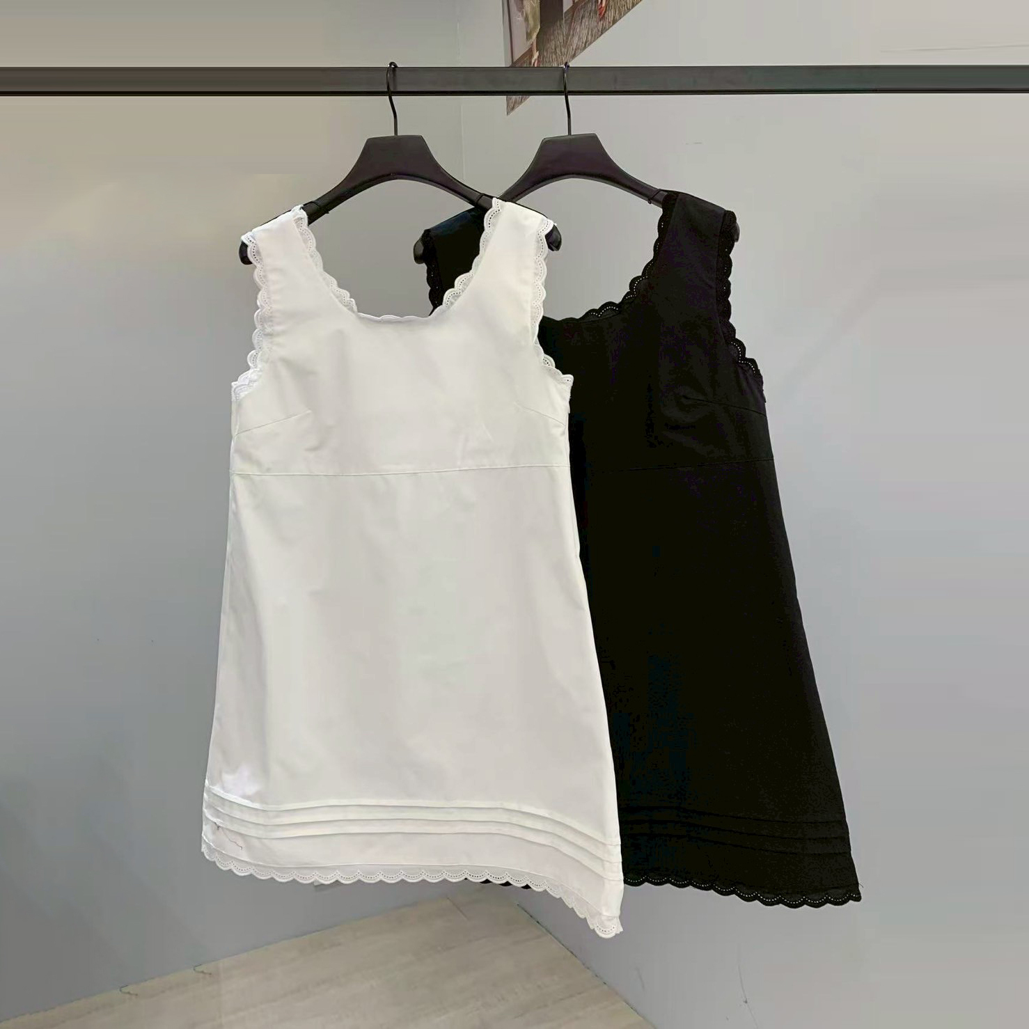 花瓣滾邊裙擺壓摺感圓領短洋裝 / 2色