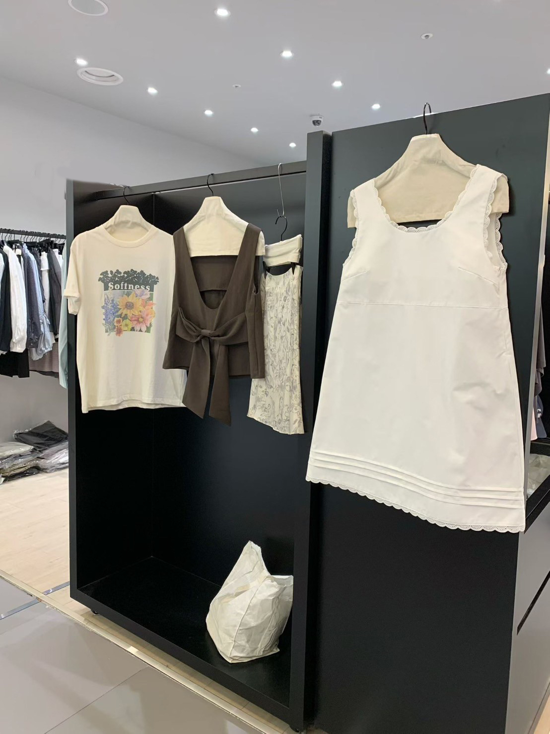 花瓣滾邊裙擺壓摺感圓領短洋裝 / 2色