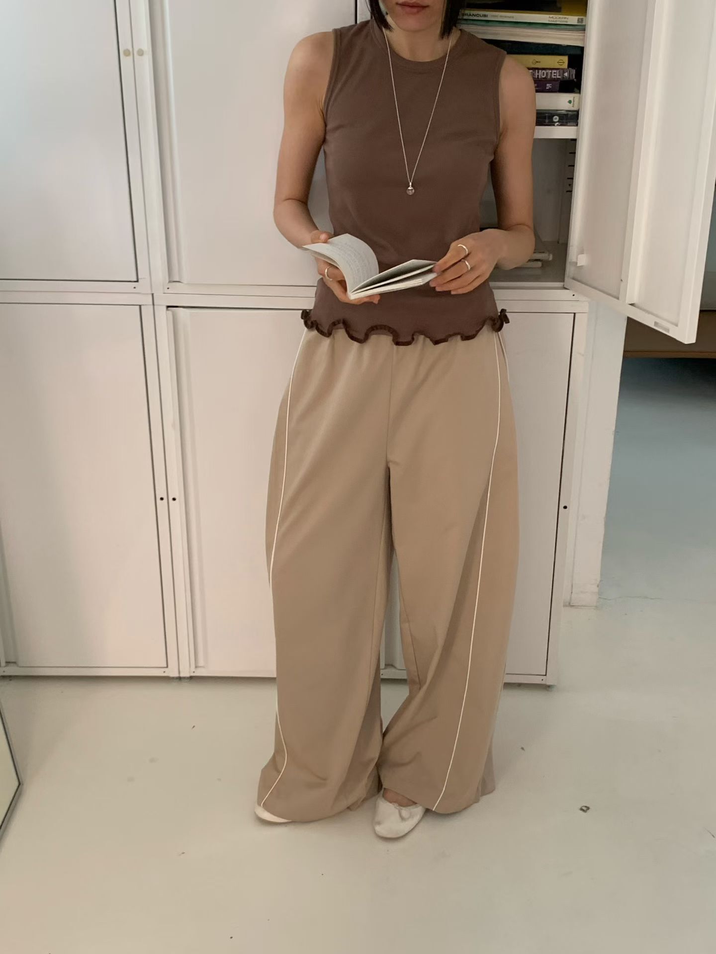 AT6002 莫代爾木耳邊滑圓領背心 (一套三色 *白+啡+黑* )