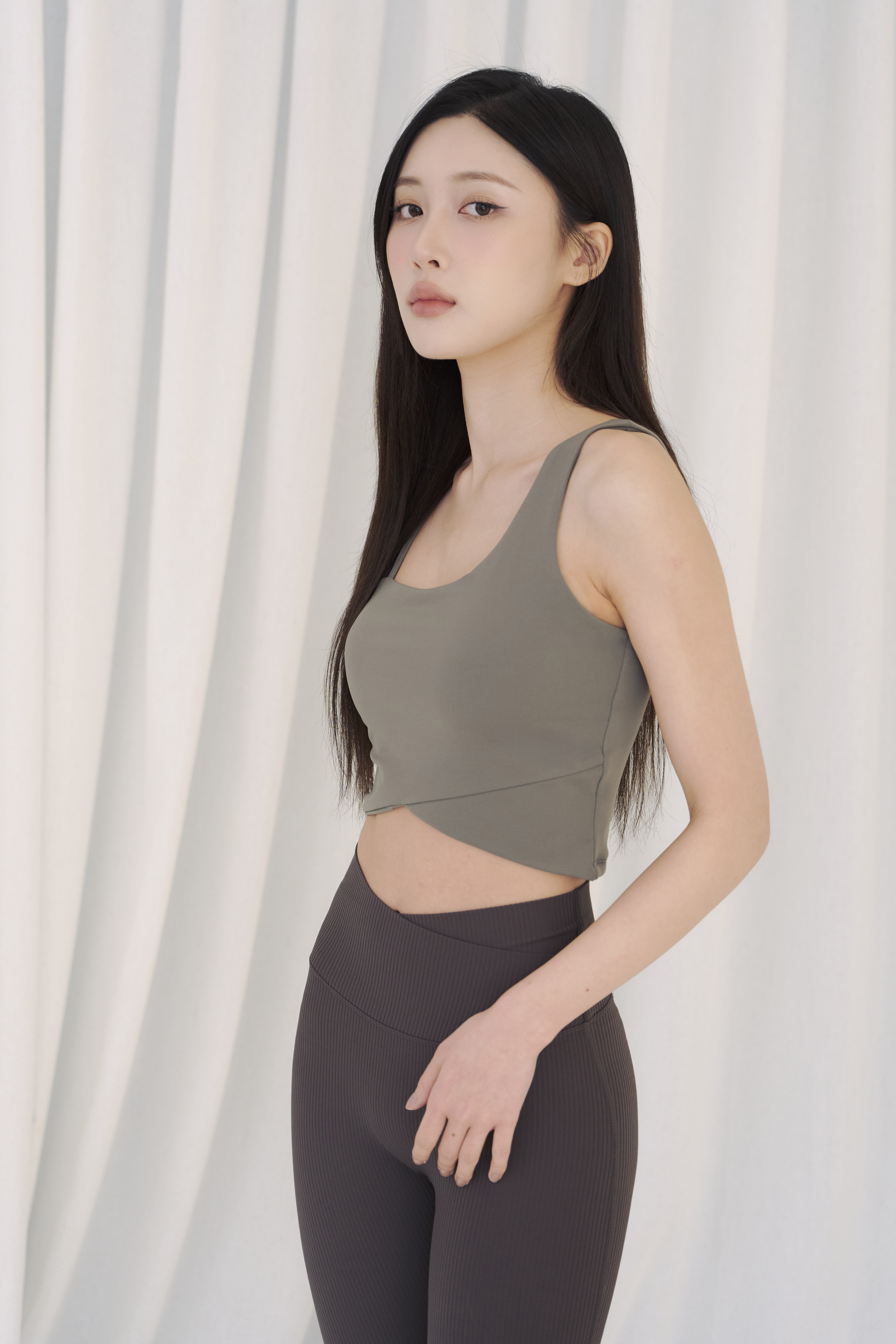 Lyra 不對稱肩帶運動背心 / 鼠尾草綠