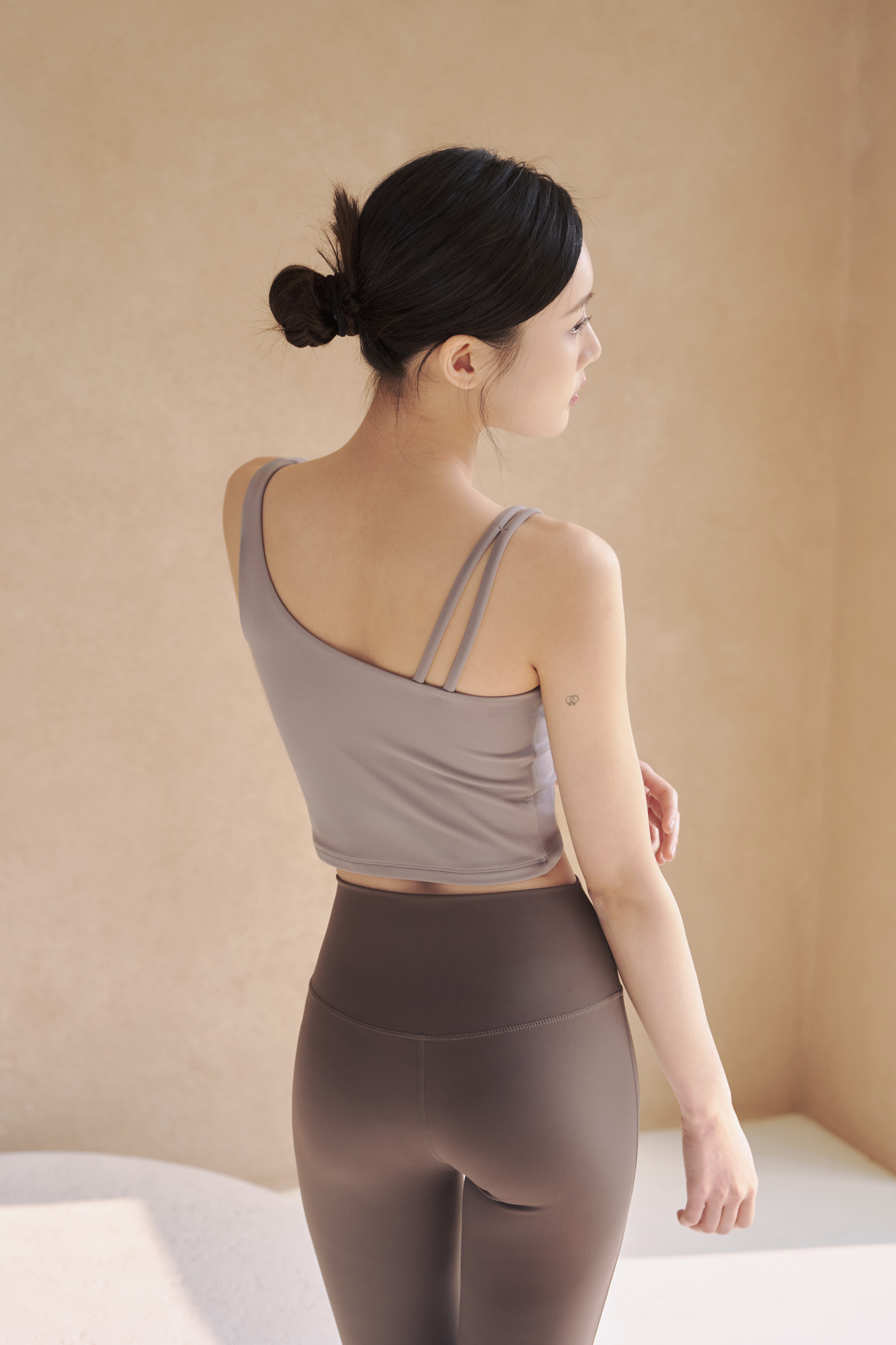 Lyra 不對稱肩帶運動背心 / 薰衣草紫