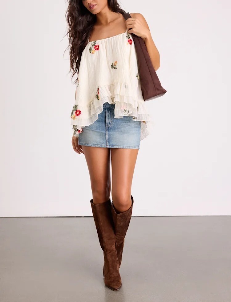Red Floral奶油白色荷葉刺繡小花上衣