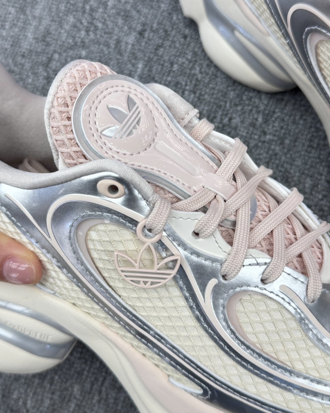 ADIDAS OZVENUZ 宋雨琦同款櫻花奶油銀蝴蝶鞋增高厚底女鞋