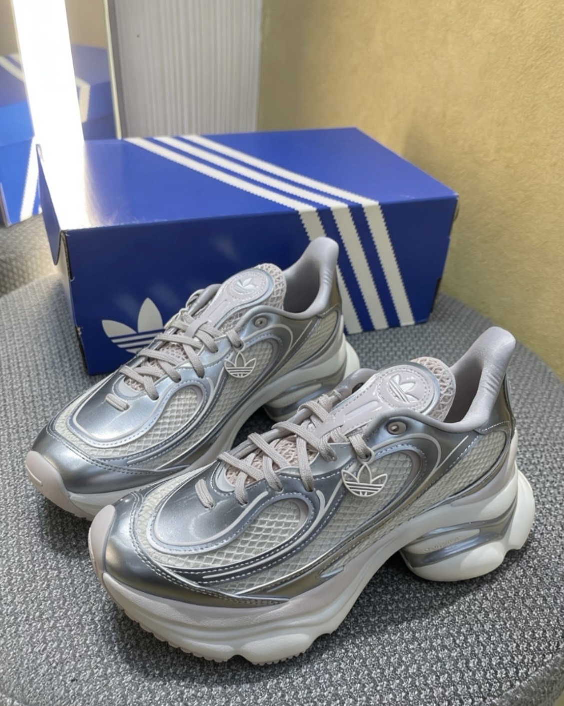 ADIDAS OZVENUZ 宋雨琦同款 櫻花奶油銀 蝴蝶鞋 增高 厚底  女鞋