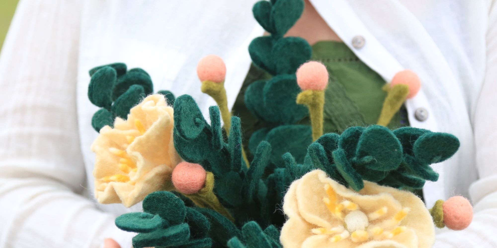 圓仔花的花語是「堅韌的生命力」,只要給它一點陽光,就自己長得直挺挺的。這朵帶有質樸觸感的毛氈花,傳遞我們對媽媽的理解與珍惜。