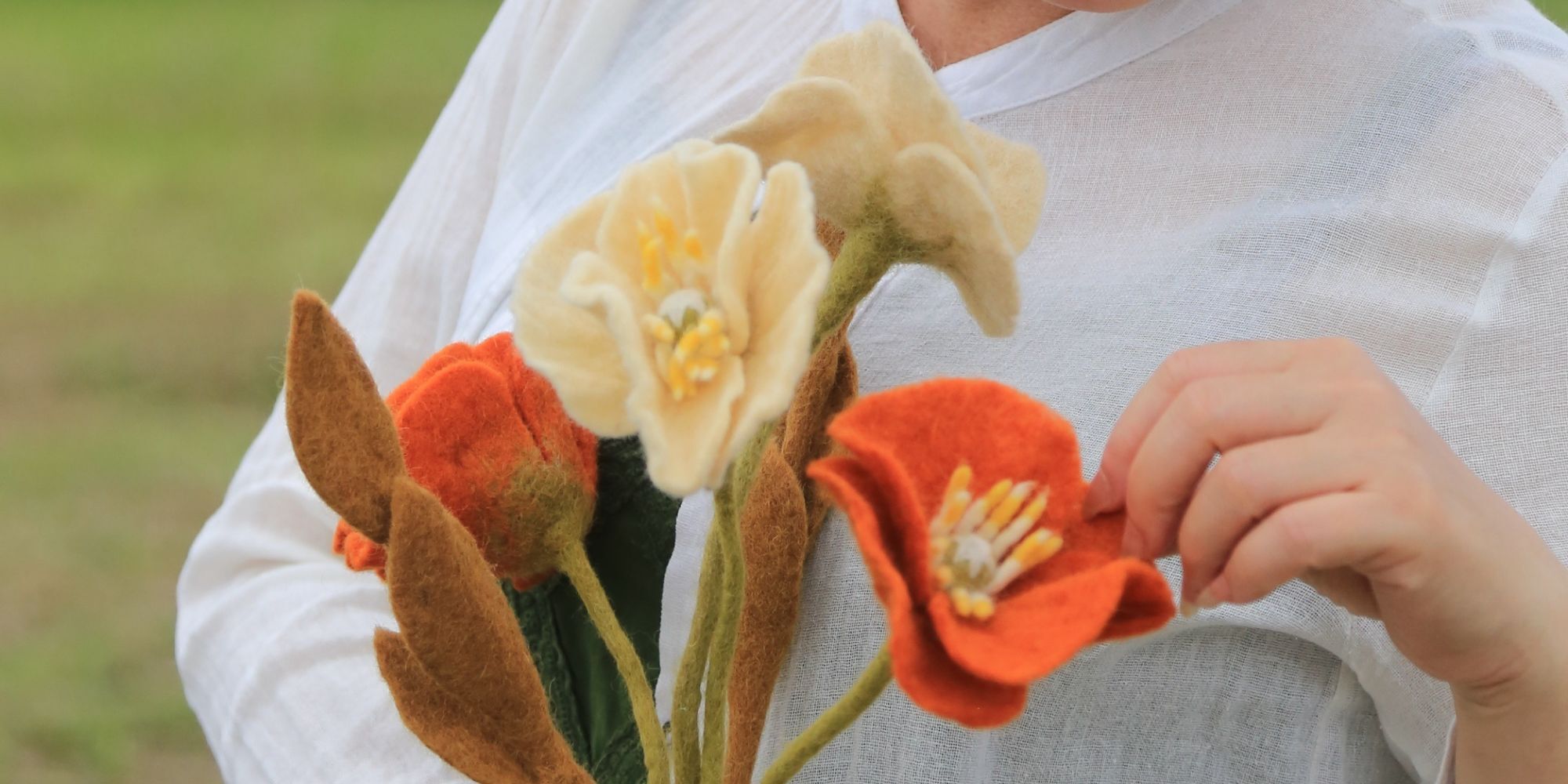 為媽媽挑一份手作禮物,羊毛氈冰島罌粟花,如同其花語「安慰與休息」是給媽媽最溫暖的關心和祝福。花瓣透著輕薄溫柔的光,親手調整花朵最美的姿態。