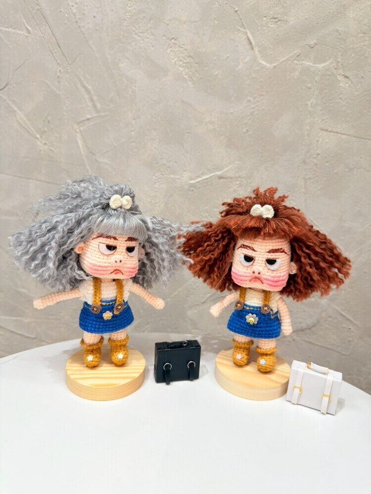 預購001-澎澎短髮吊帶裙扁嘴姊妹醜娃吊飾『約17cm』(行李箱顏色隨機)『預購時間45-60天』