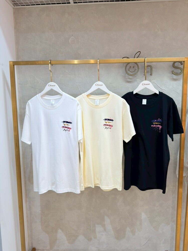 『杏S』背後潑漆好多英字上衣