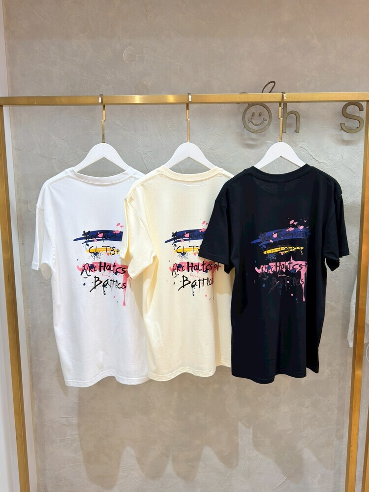 『杏S』背後潑漆好多英字上衣