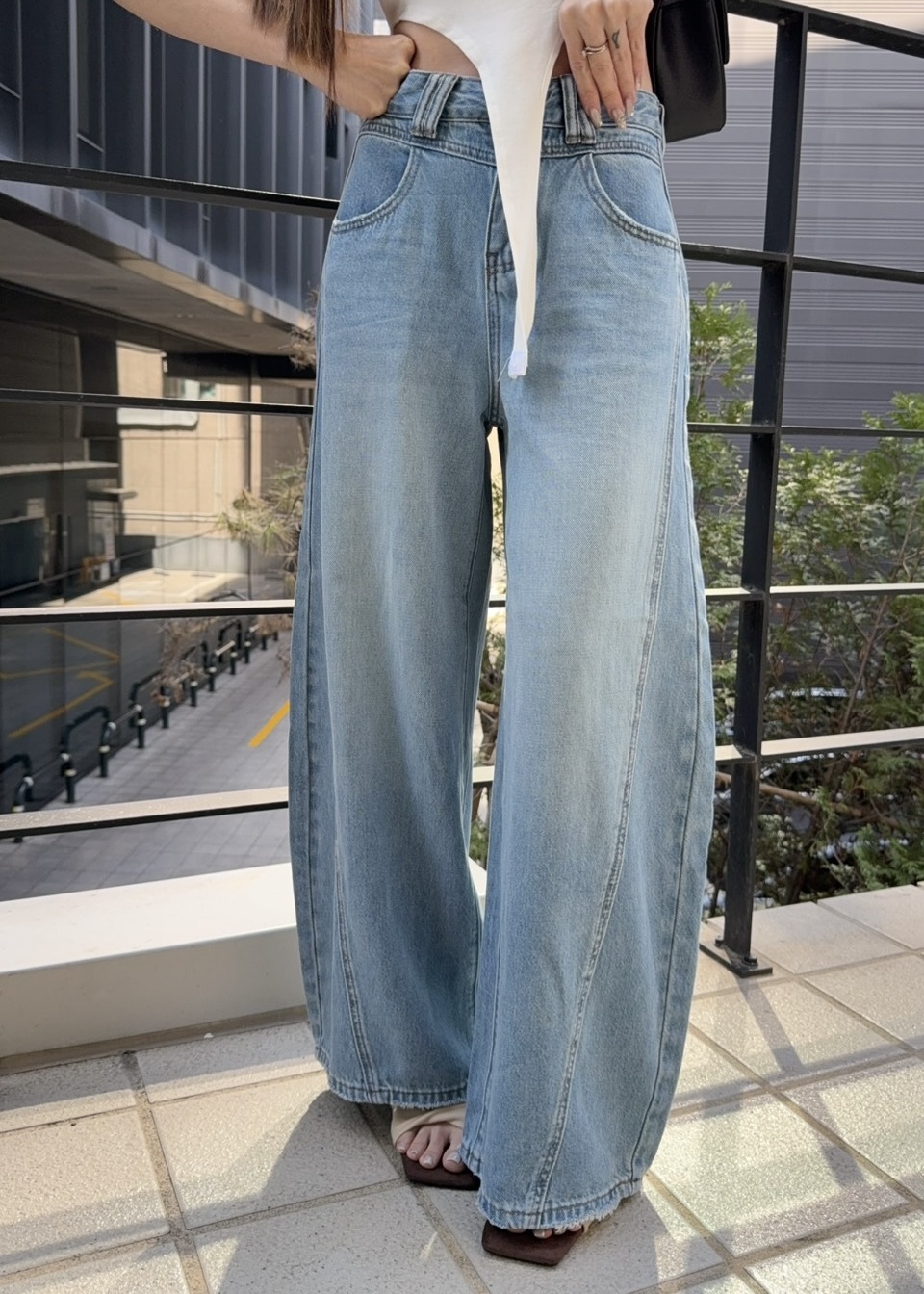 後設計帶軟布彎刀牛仔褲