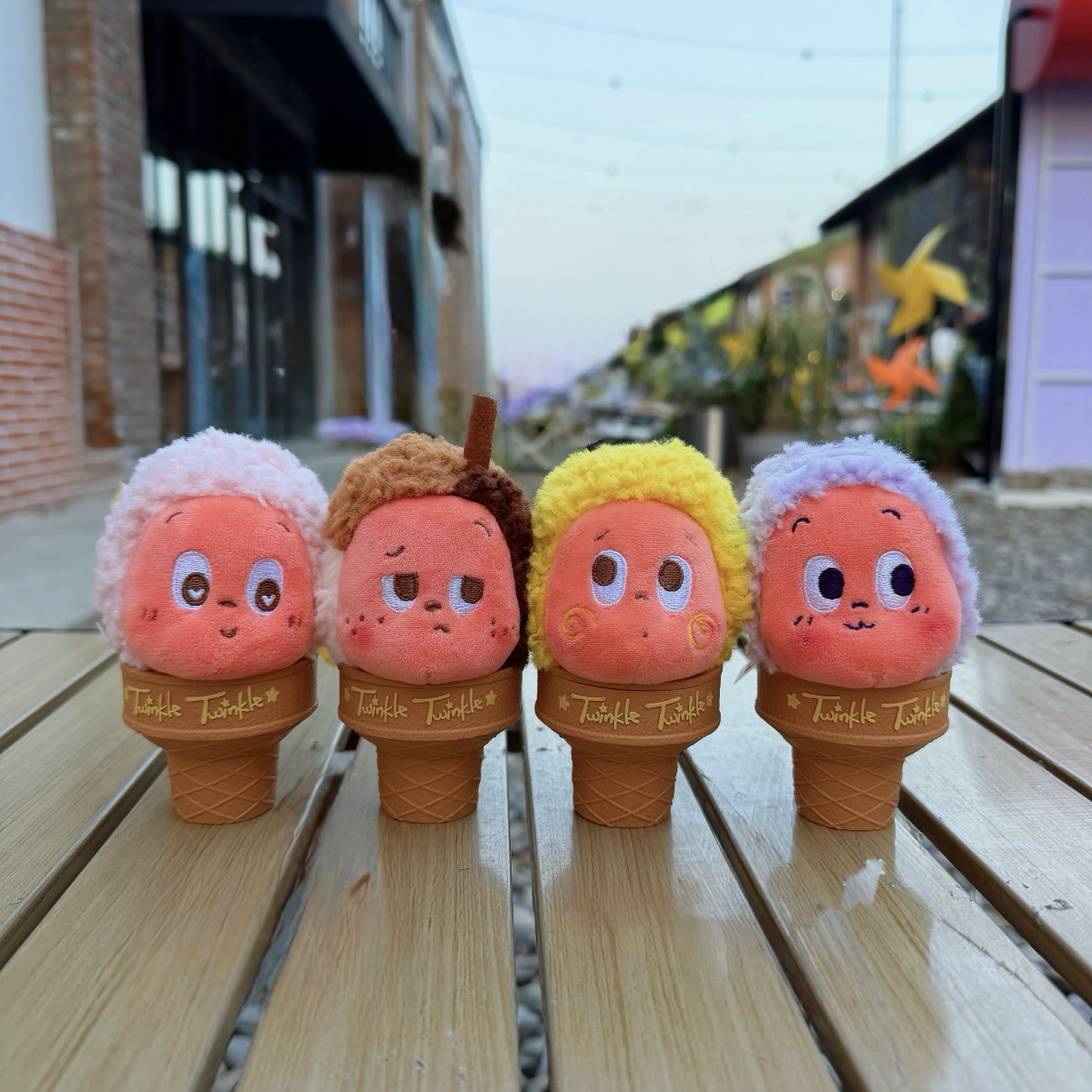 ✨泡泡瑪特 最新 星星人歡迎來到月球表面-冰淇淋盲盒掛件