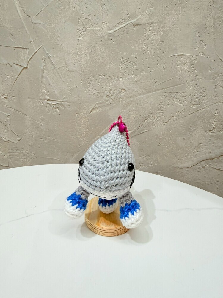 灰色長腳鯊魚吊飾