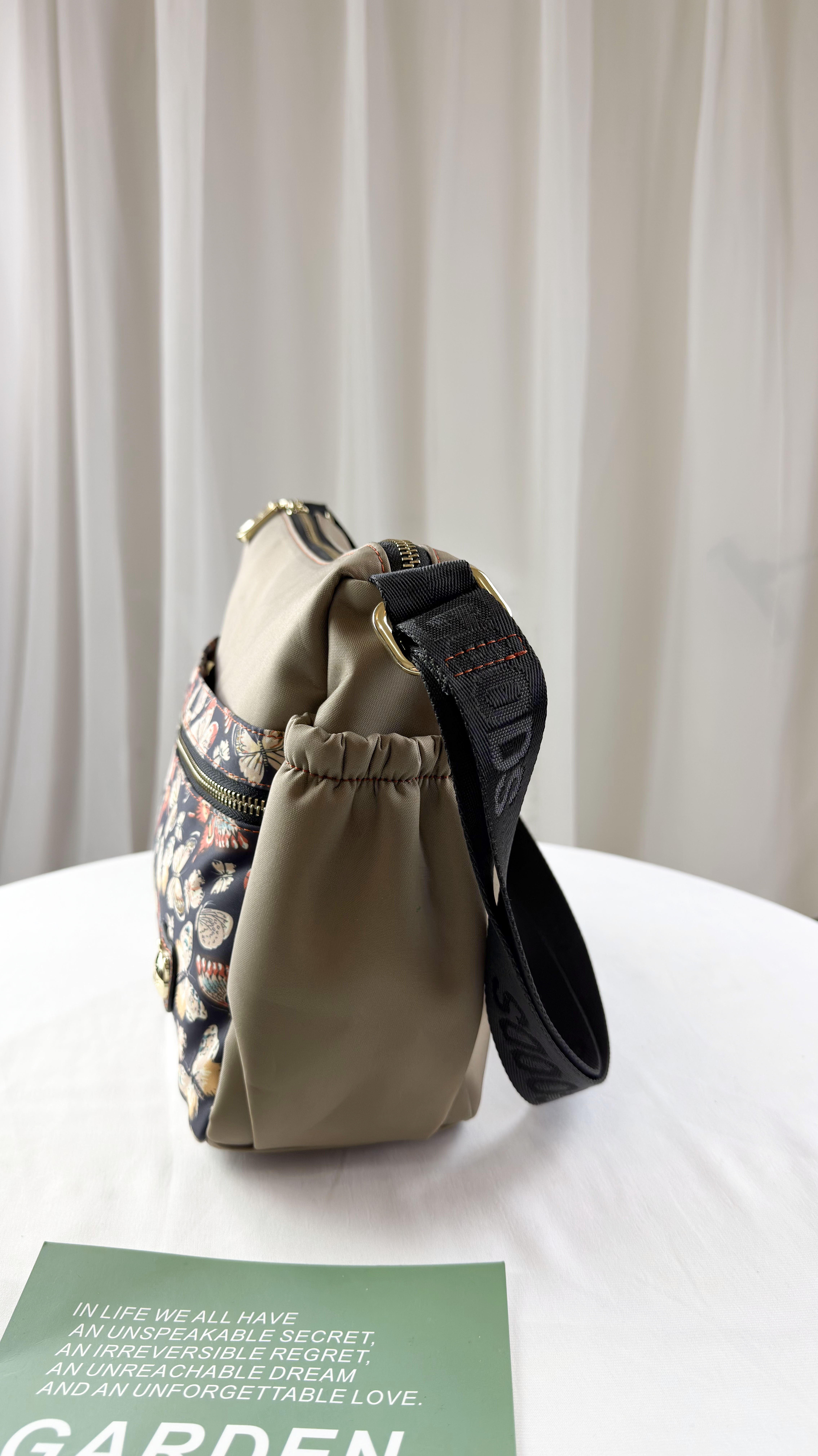 GOODS 奶茶花拼色防潑水側背包  #2860