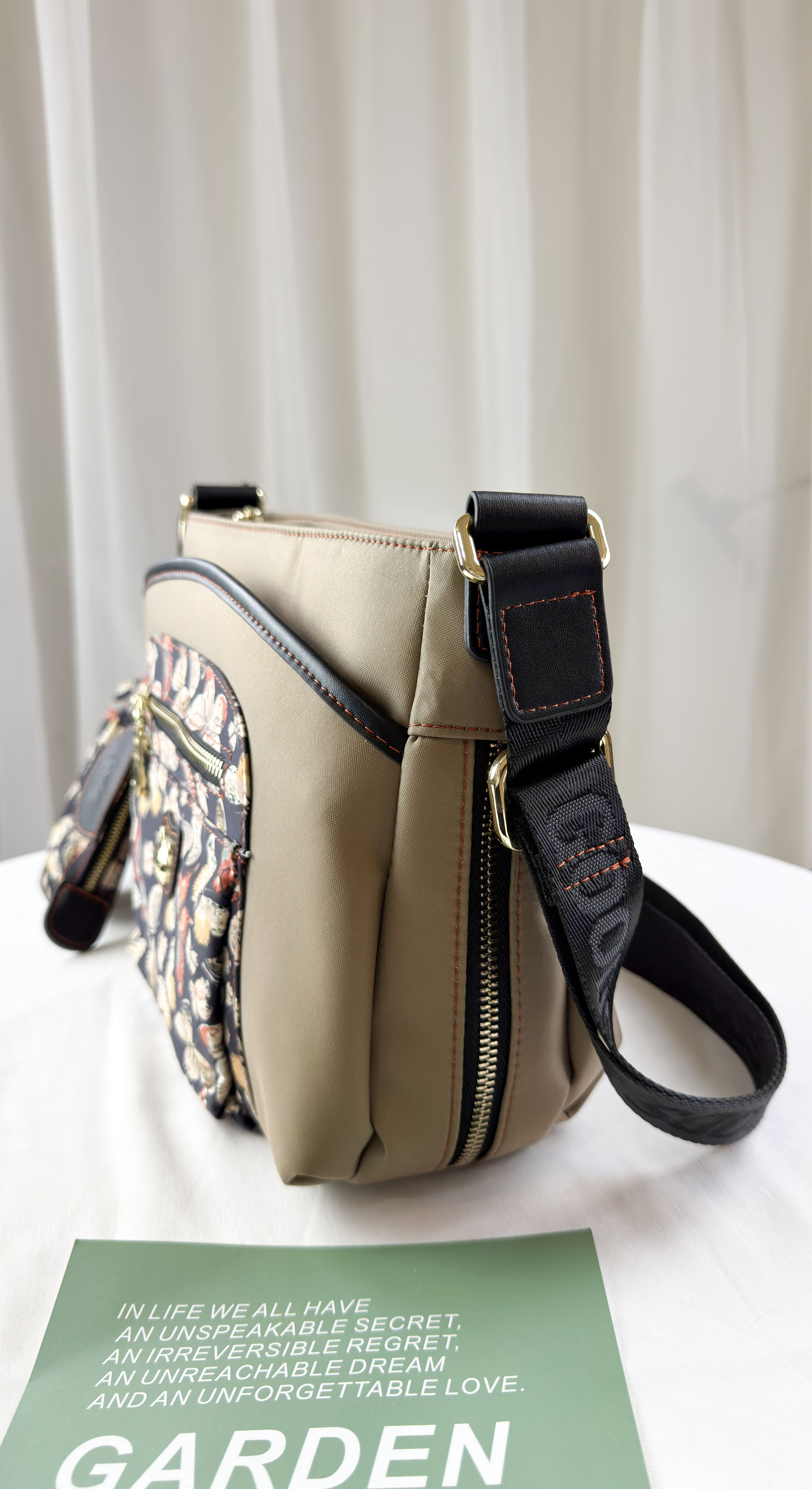 GOODS 奶茶花拼色防潑水側背包 #2237