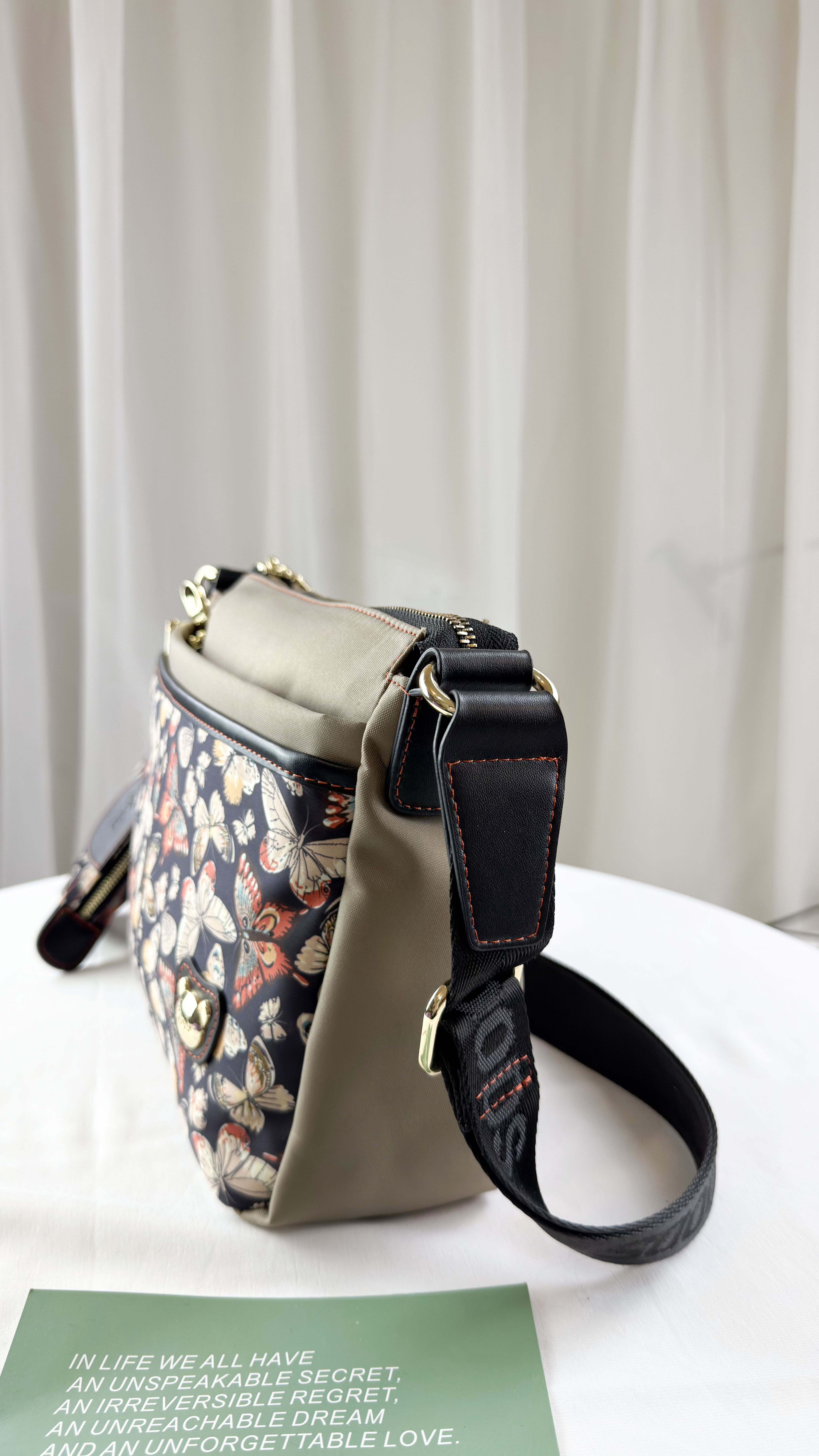 GOODS 奶茶花拼色防潑水側背包   #2814