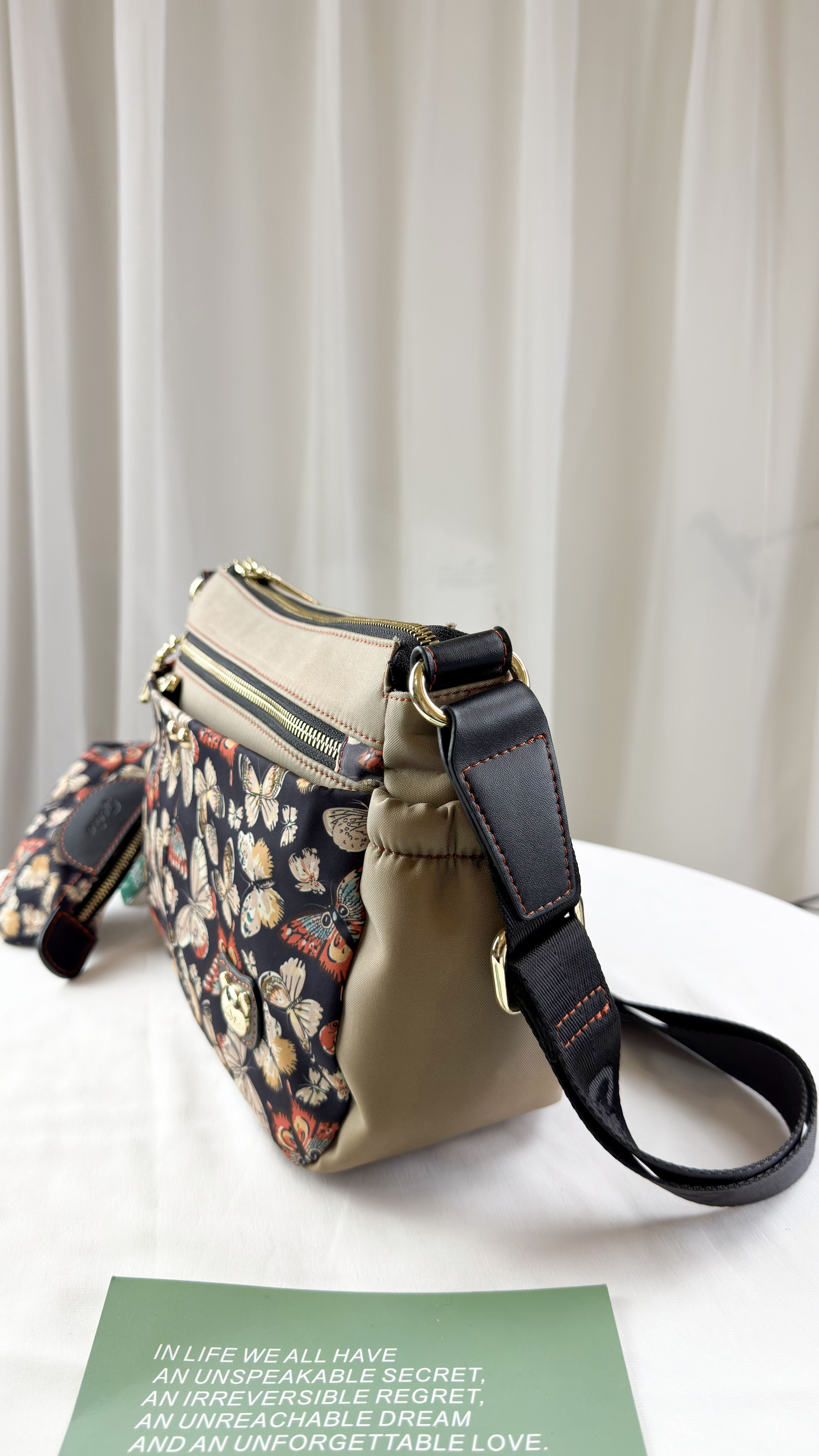 GOODS 奶茶花拼色防潑水側背包 #2806