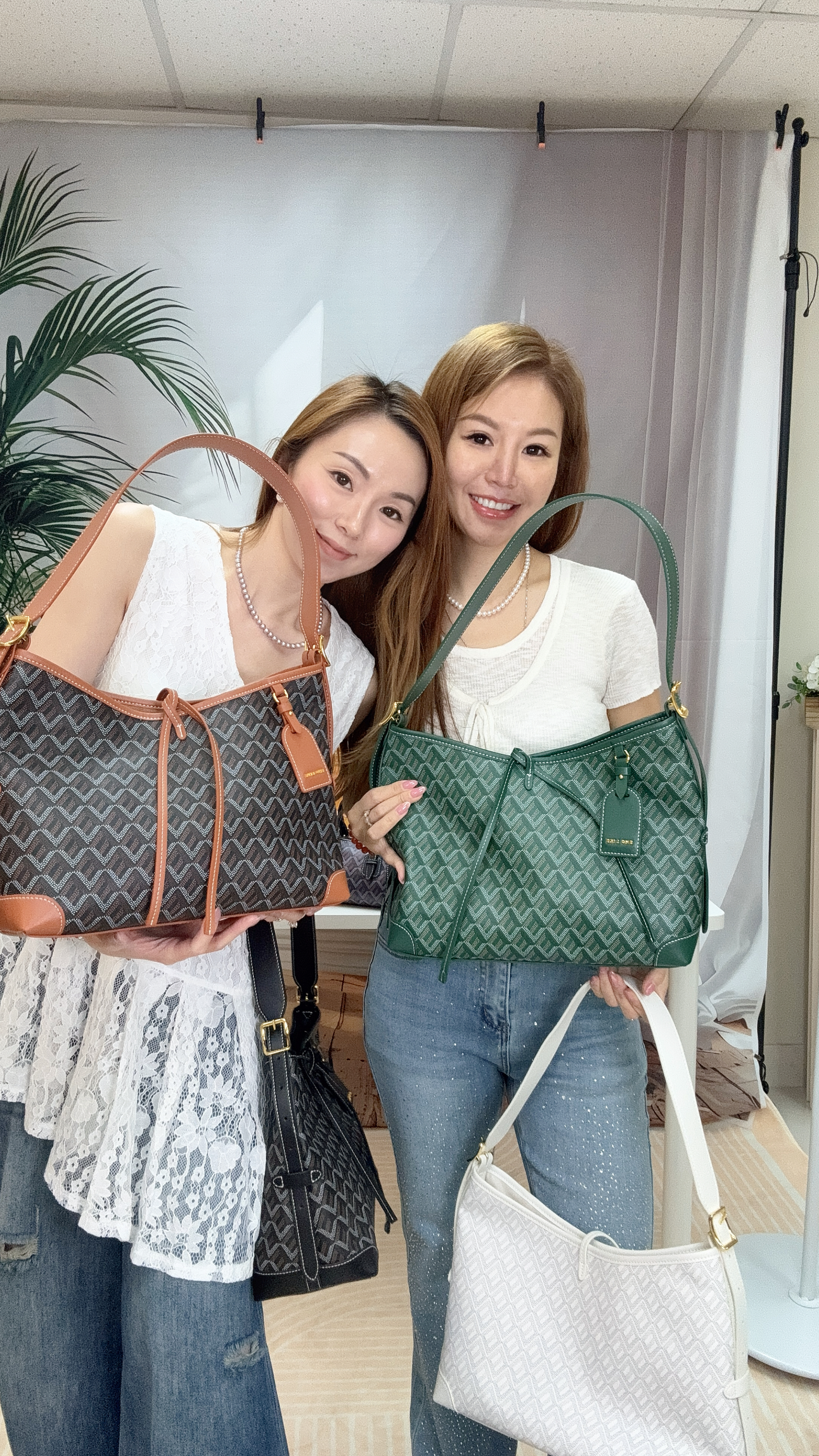 (E) 狗牙購物包 (四款顏色) (隨機送馬仔吊飾1個) - EMO #EM5