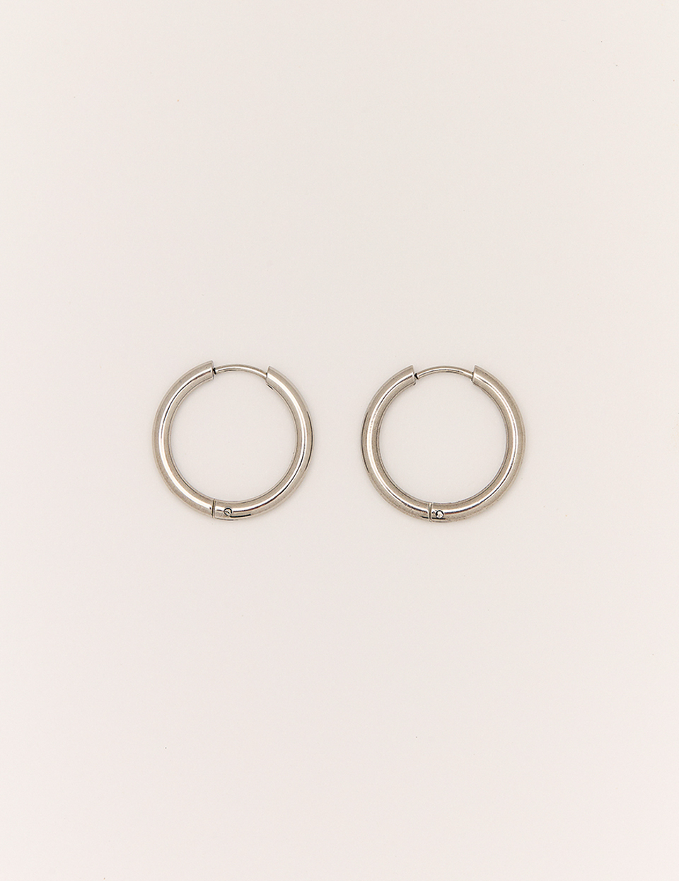 【鈦鋼】極簡光面圓圈。針式耳環-20mm(銀)