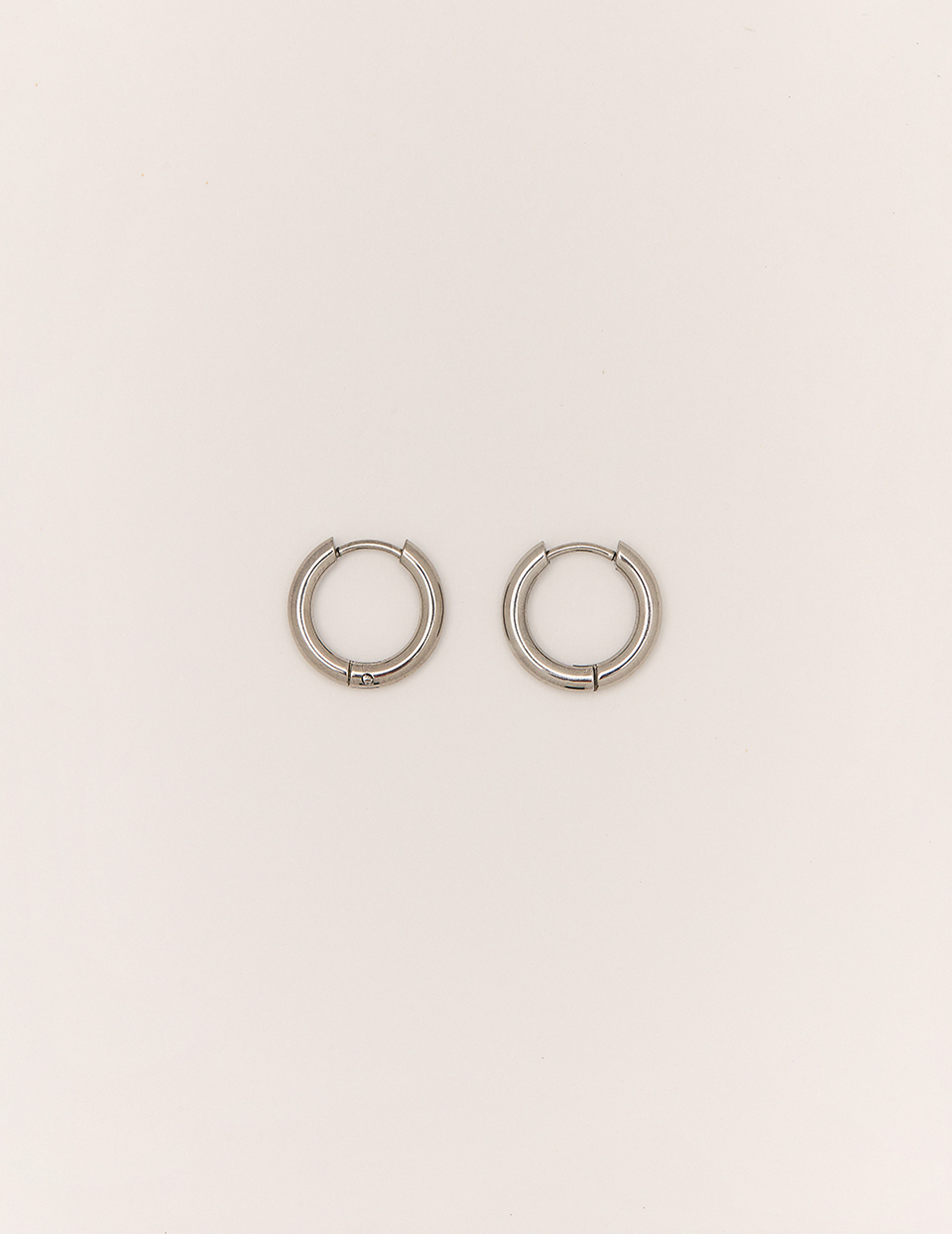 【鈦鋼】極簡光面圓圈。針式耳環-10mm(銀)