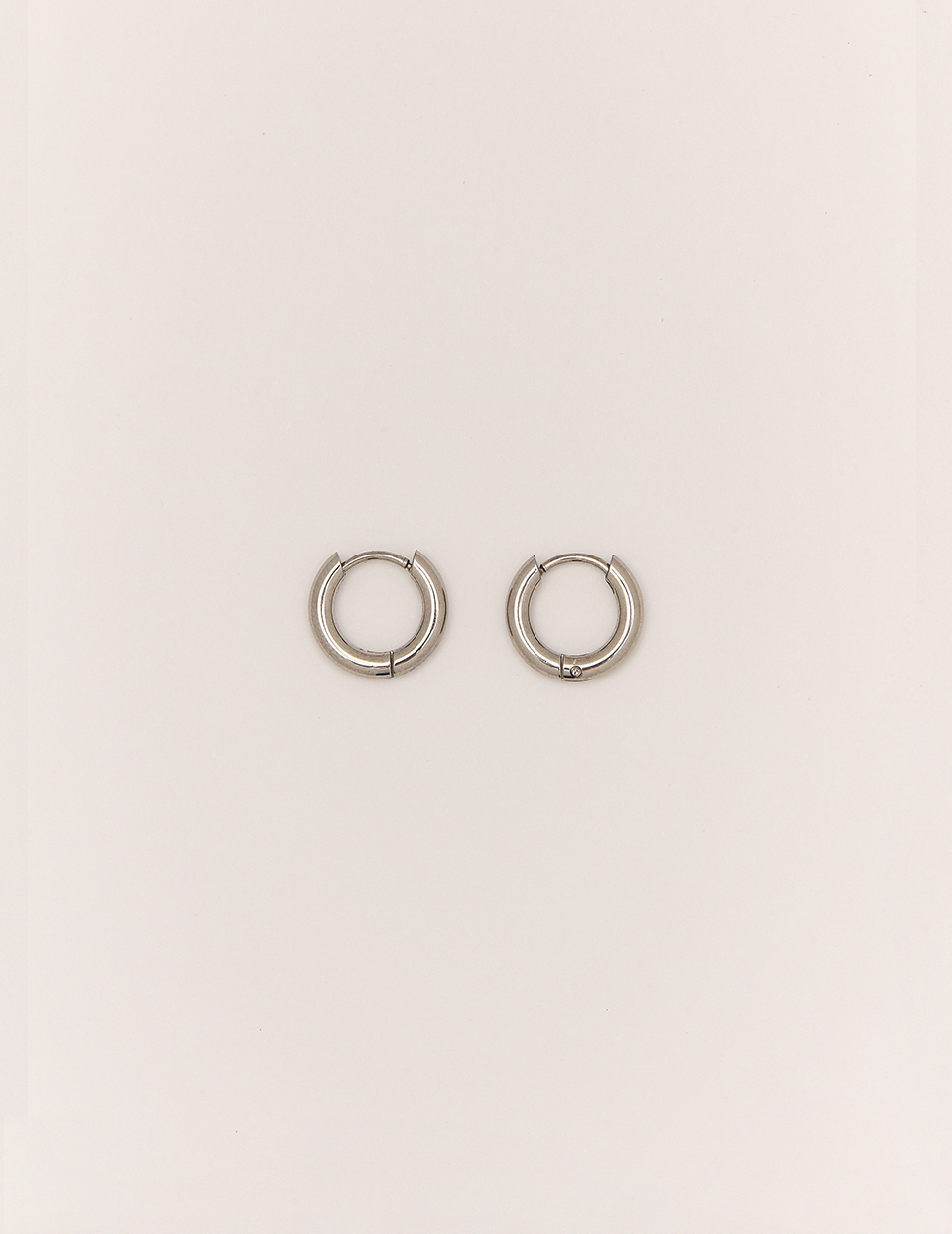【鈦鋼】極簡光面圓圈。針式耳環-8mm(銀)