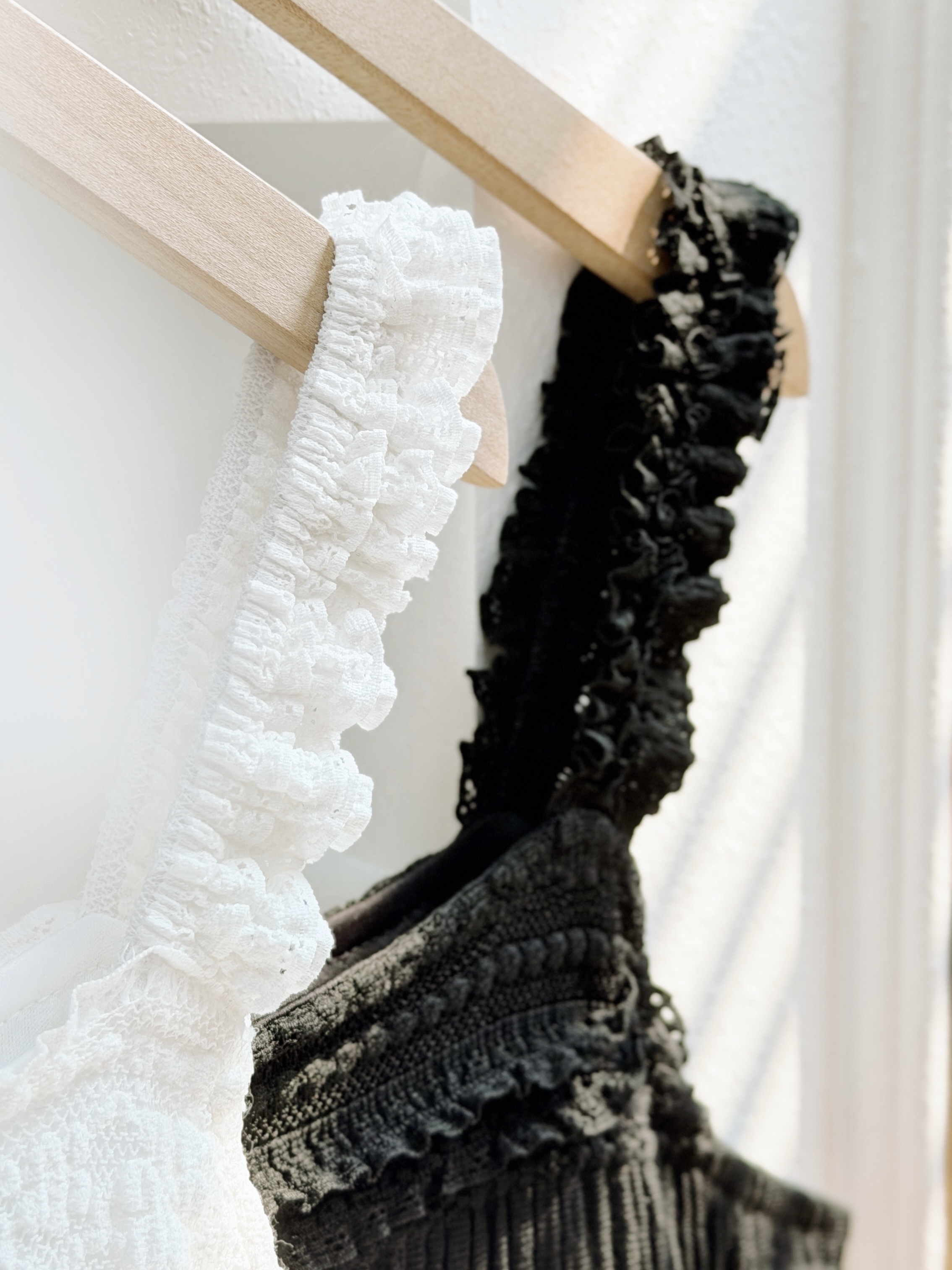 兩色 / 柔軟蕾絲荷葉肩帶背心 / Soft Lace Ruffle Strap Tank Top