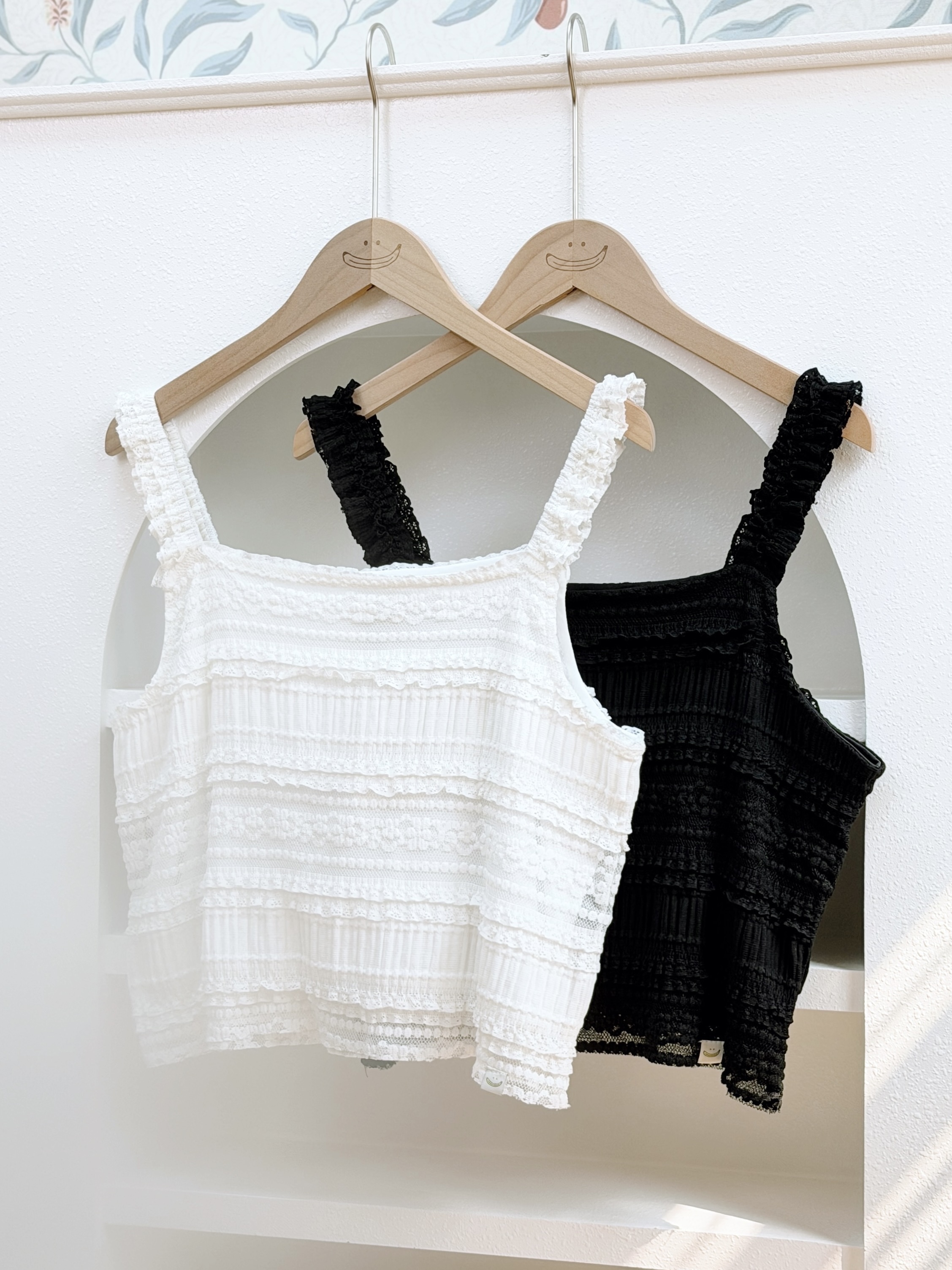兩色 / 柔軟蕾絲荷葉肩帶背心 / Soft Lace Ruffle Strap Tank Top