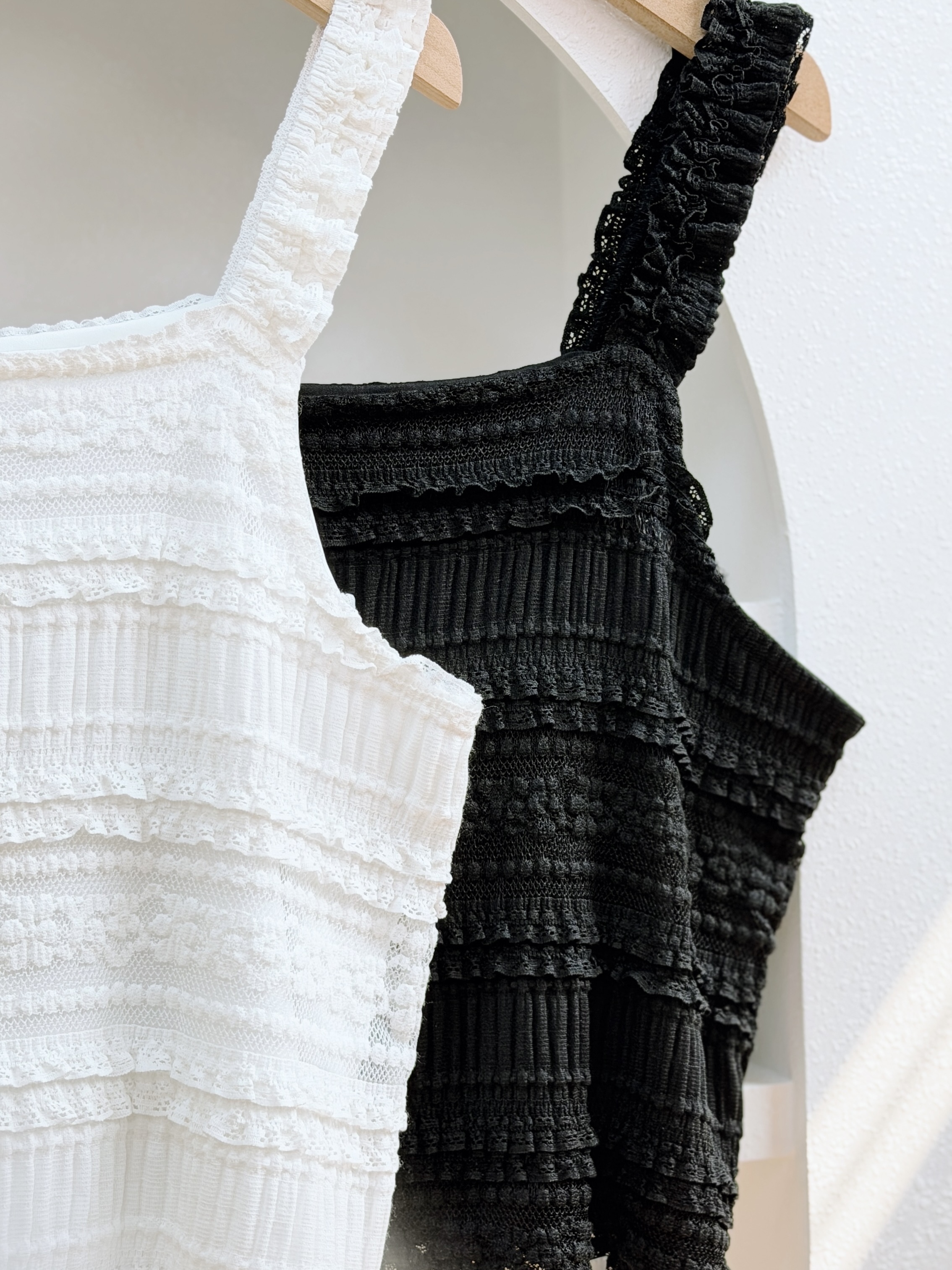 兩色 / 柔軟蕾絲荷葉肩帶背心 / Soft Lace Ruffle Strap Tank Top