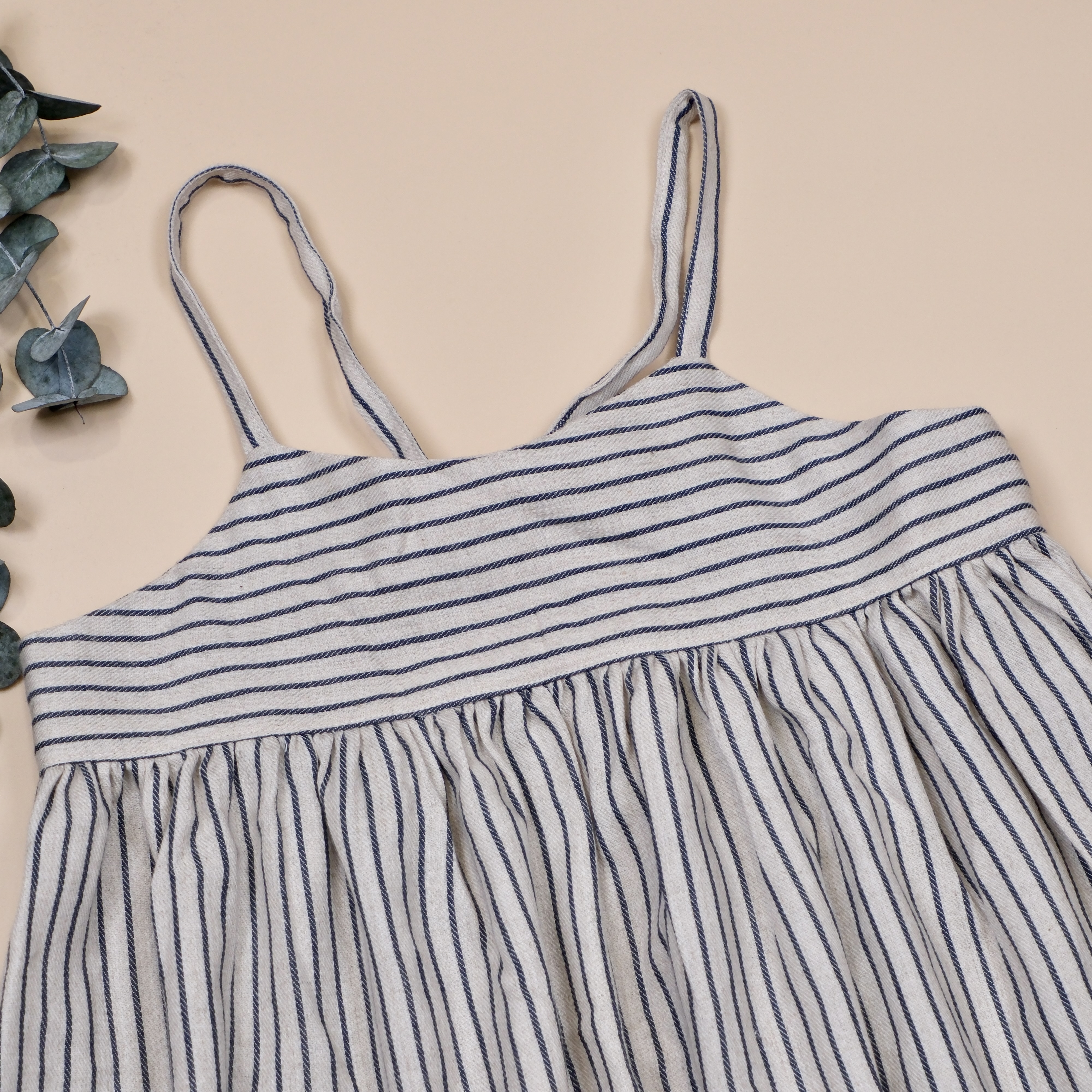 輕日常 ꕥ 細肩空氣感洋裝 ꕥ 米白線條