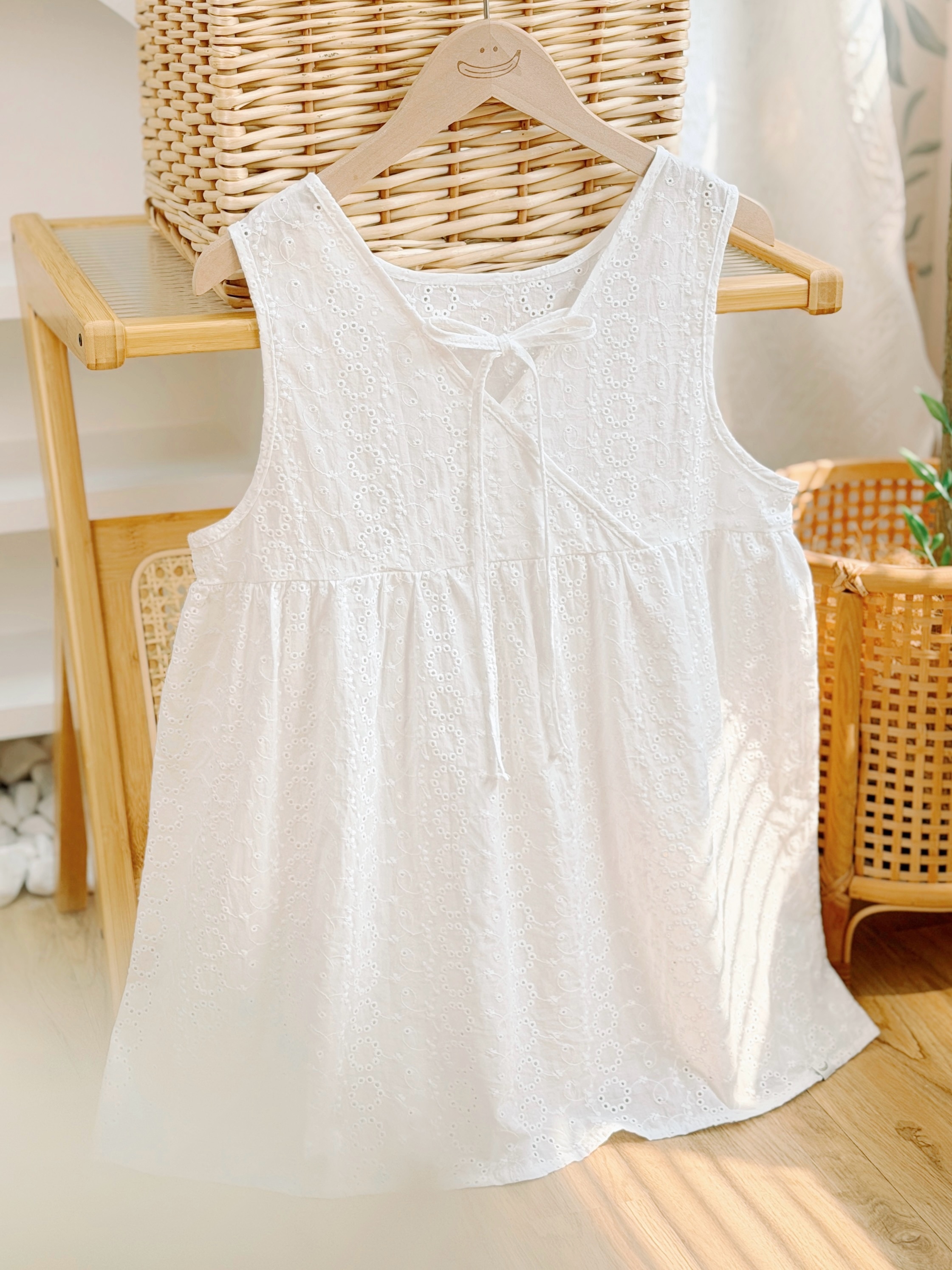 白色 / 2WAY提花蝴蝶結背心 / 2-Way Eyelet Embroidery Tie-Detail Top