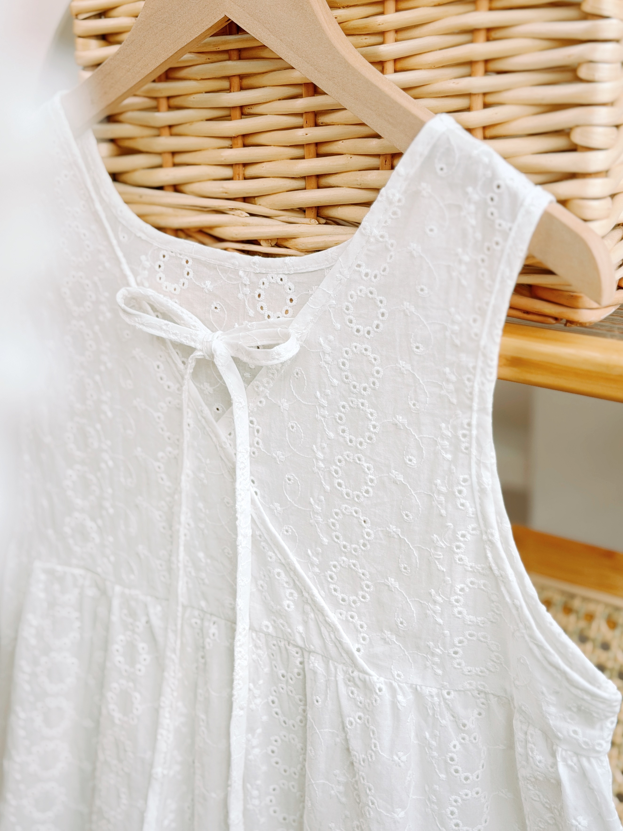白色 / 2WAY提花蝴蝶結背心 / 2-Way Eyelet Embroidery Tie-Detail Top